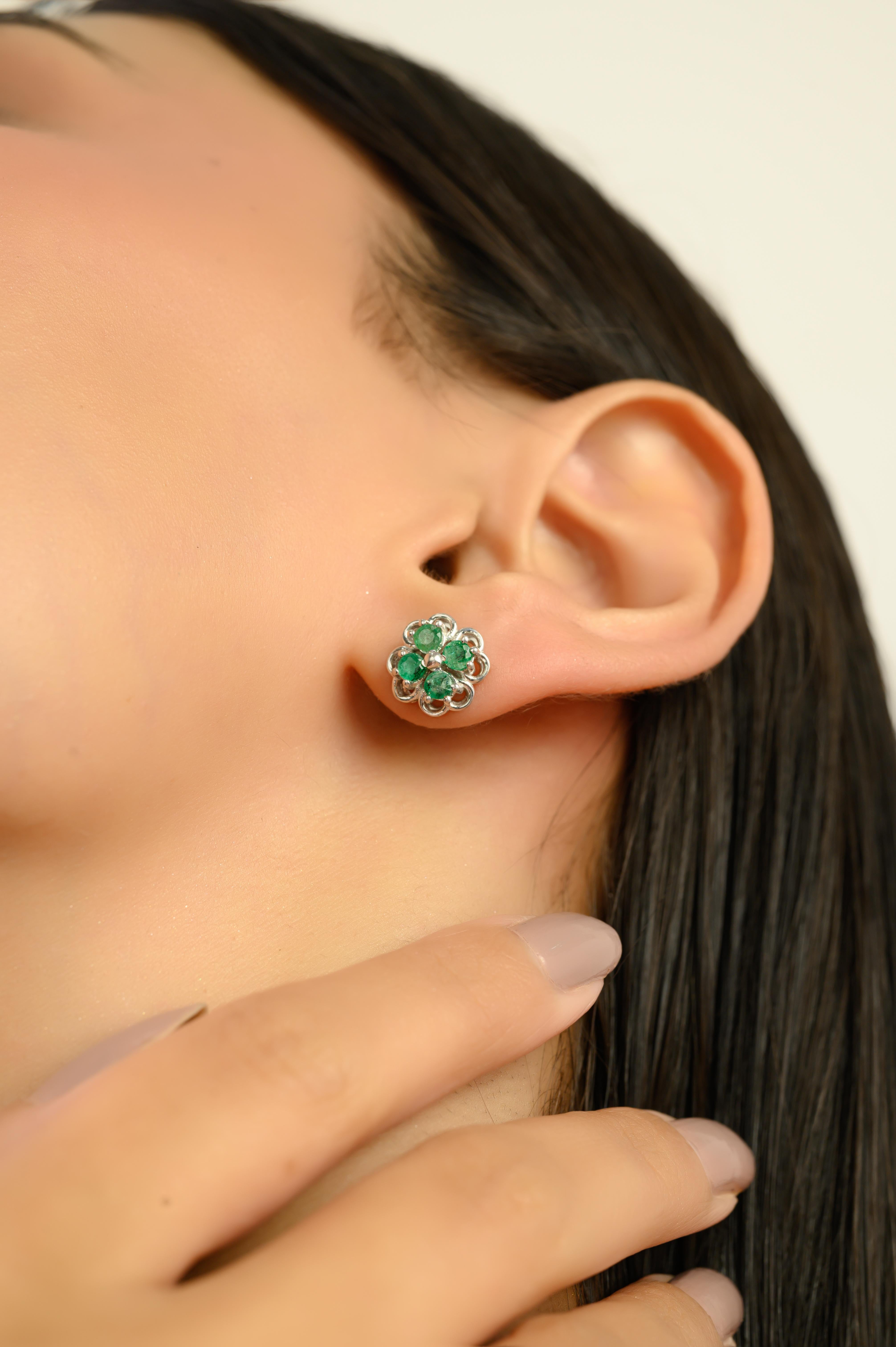 Donna Orecchini a perno floreali in argento 925 di Silvorra da 1,38 carati di smeraldo naturale Regalo di Natale in vendita