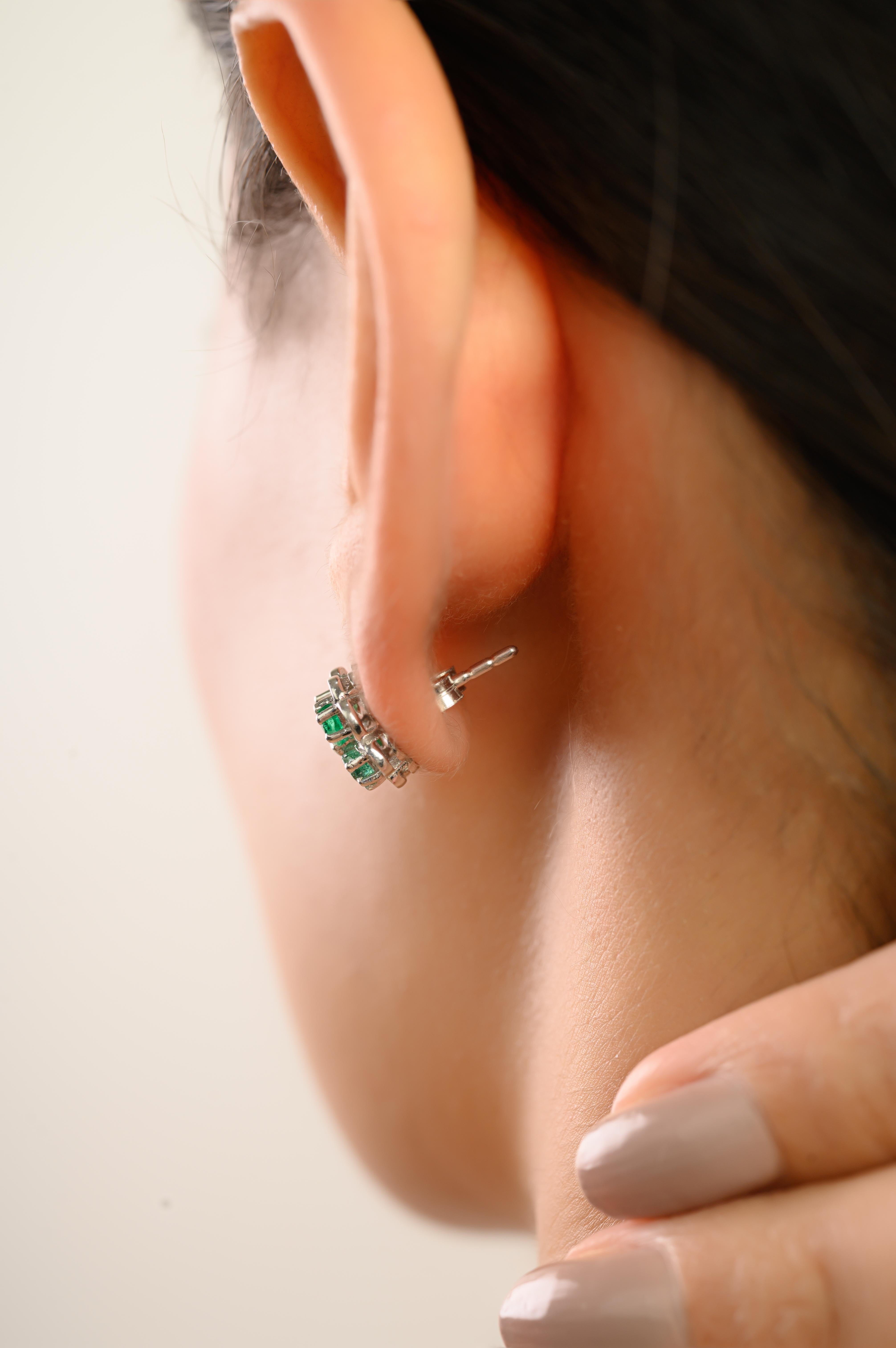 Orecchini a perno floreali in argento 925 di Silvorra da 1,38 carati di smeraldo naturale Regalo di Natale in vendita 2