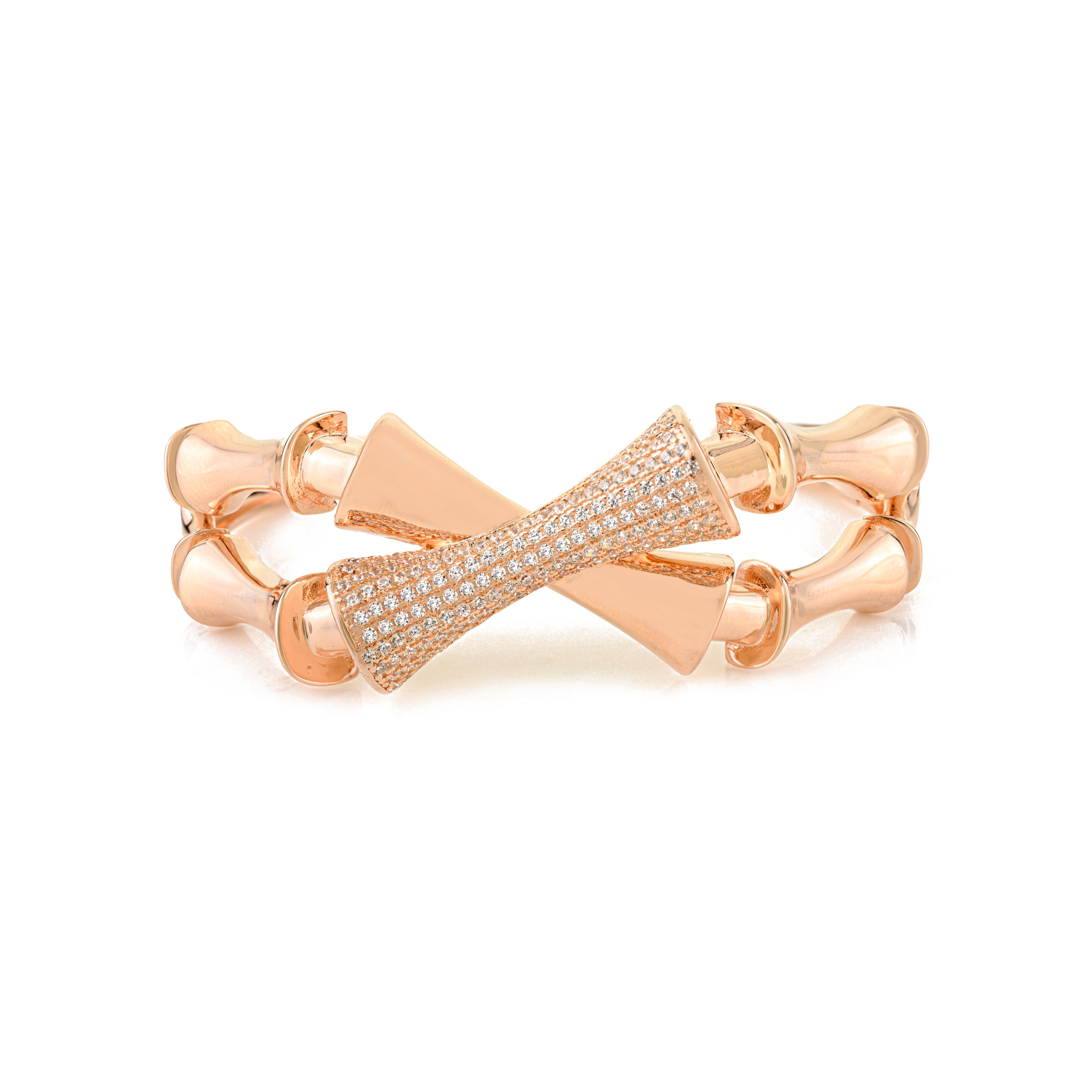 Cet élégant bracelet de manchette de Silvorra est magnifiquement réalisé en argent sterling massif 925 et rehaussé d'un luxueux placage d'or rose. Son design moderne en croix est orné de pierres en zircon cubique étincelantes de 1 mm, offrant une