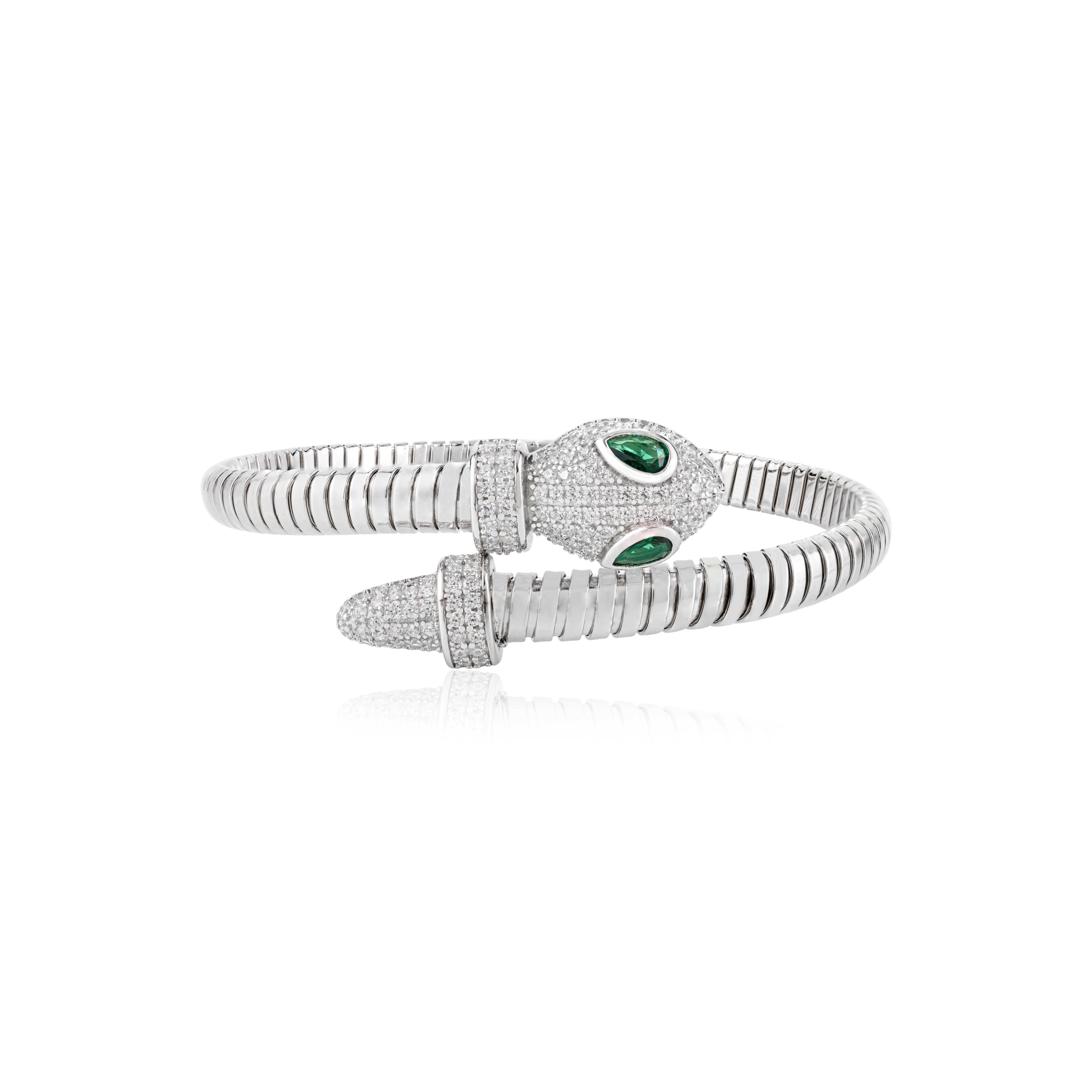 Cet exquis bracelet manchette Serpentis en argent sterling 925 présente une silhouette élégante et enroulée inspirée de l'élégance d'un serpent. Orné de nombreuses pierres en zircon cubique étincelantes, le bracelet séduit par ses yeux en zircon
