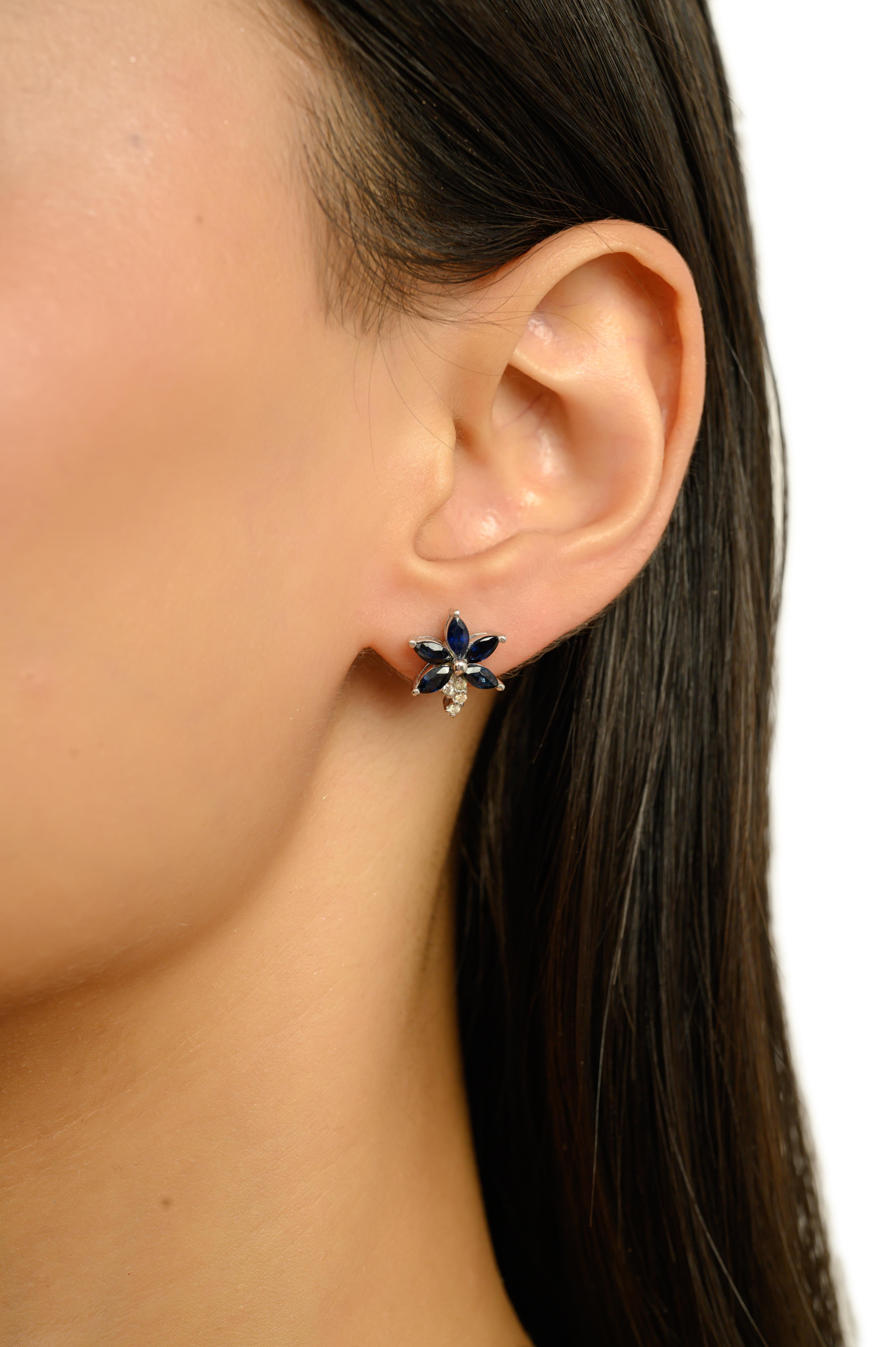 Questi squisiti orecchini a perno sono realizzati in pregiato argento 925 e presentano un grazioso disegno floreale ornato da zaffiri blu naturali e diamanti. Ogni orecchino presenta cinque zaffiri taglio marquise di 4,5 x 2,5 mm, per un totale di