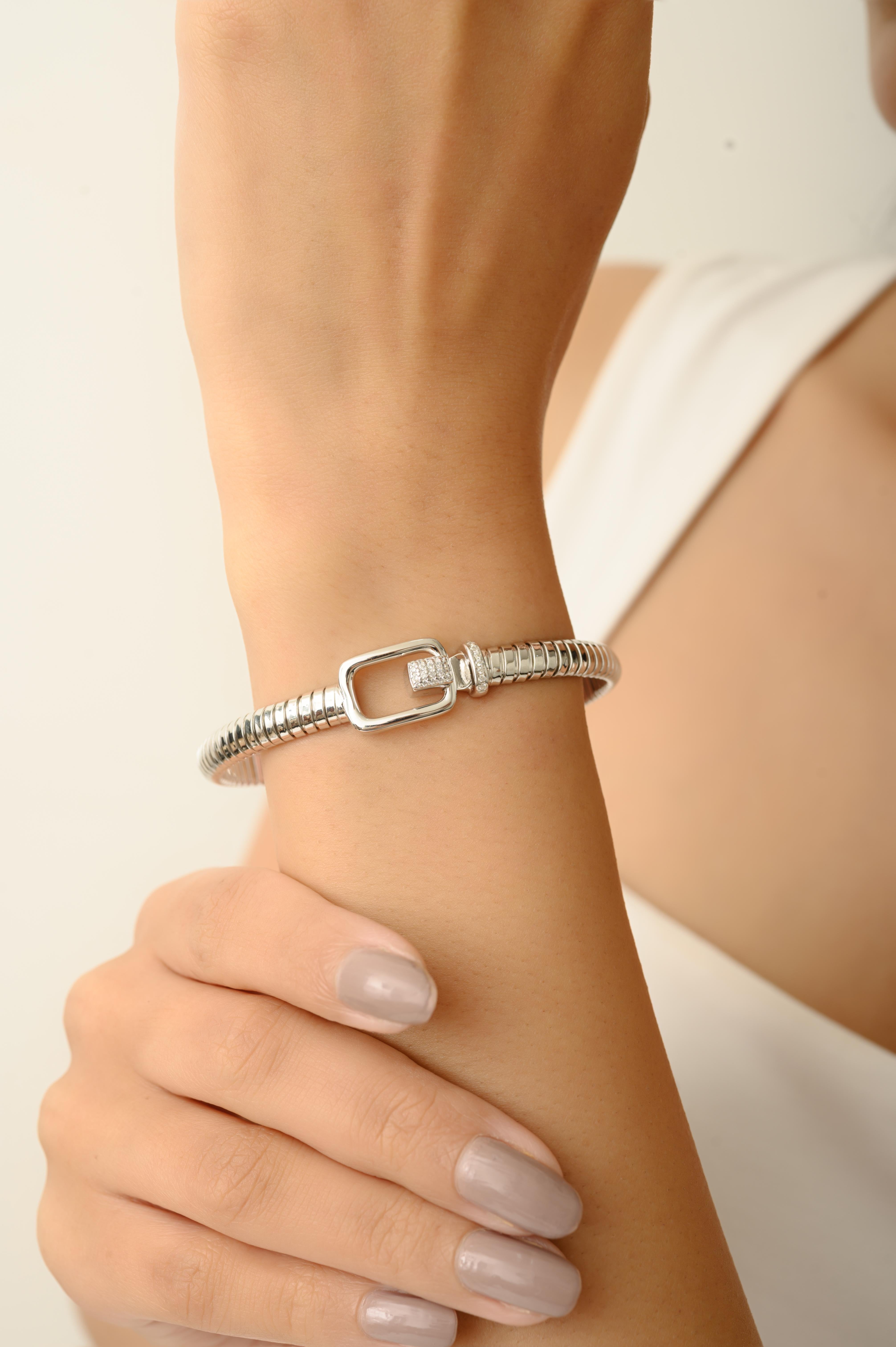 Taglio rotondo Bracciale con fibbia moderna a coste in argento 925 di Silvorra con zirconi scintillanti in vendita