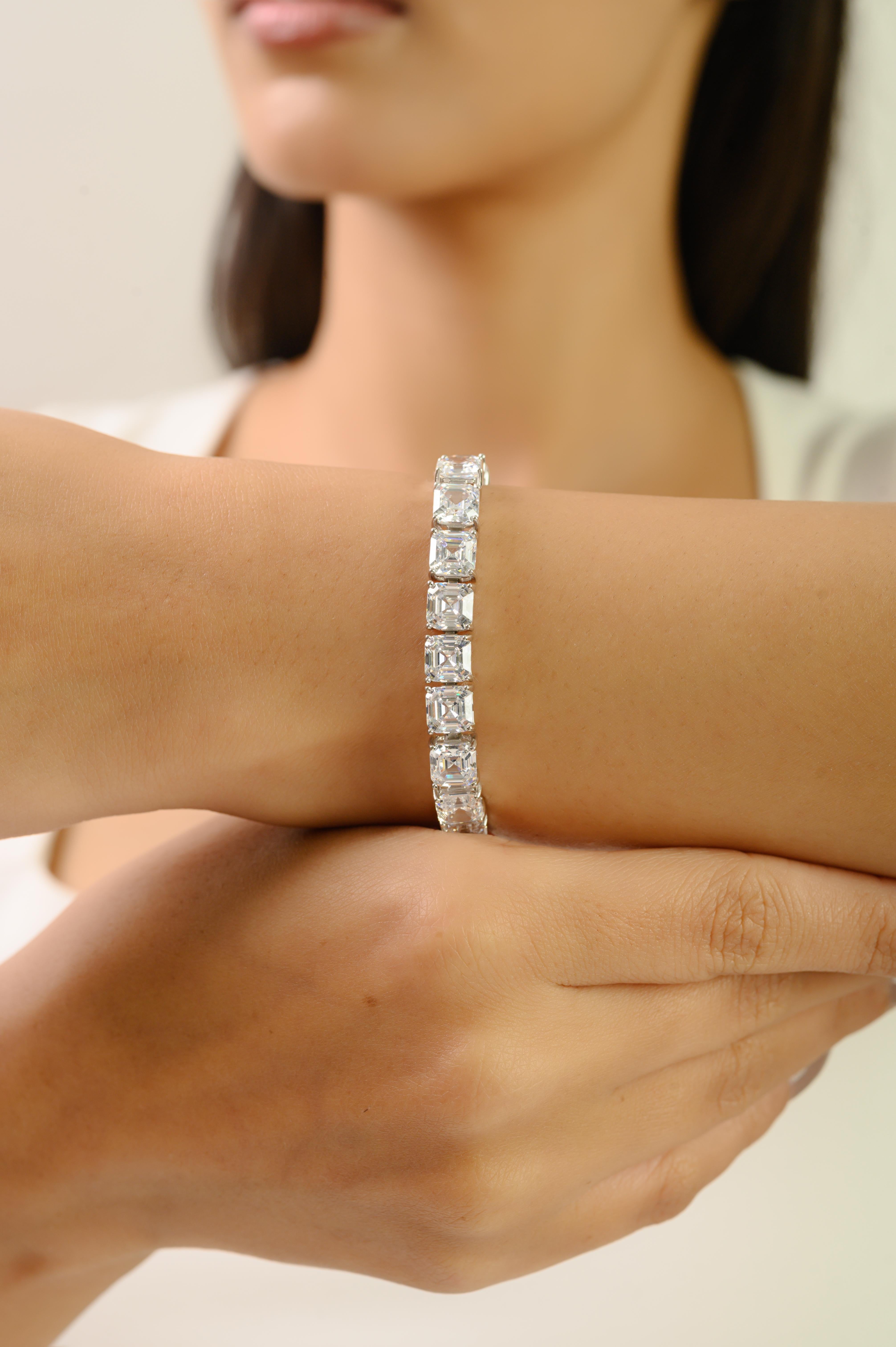 Dieses elegante Tennisarmband von Silvorra ist mit Präzision aus 925er Sterlingsilber gefertigt, das für seine Haltbarkeit und seinen dauerhaften Glanz bekannt ist. Jedes Glied ist mit einem 6x6 mm großen weißen Zirkon im Quadratschliff versehen,