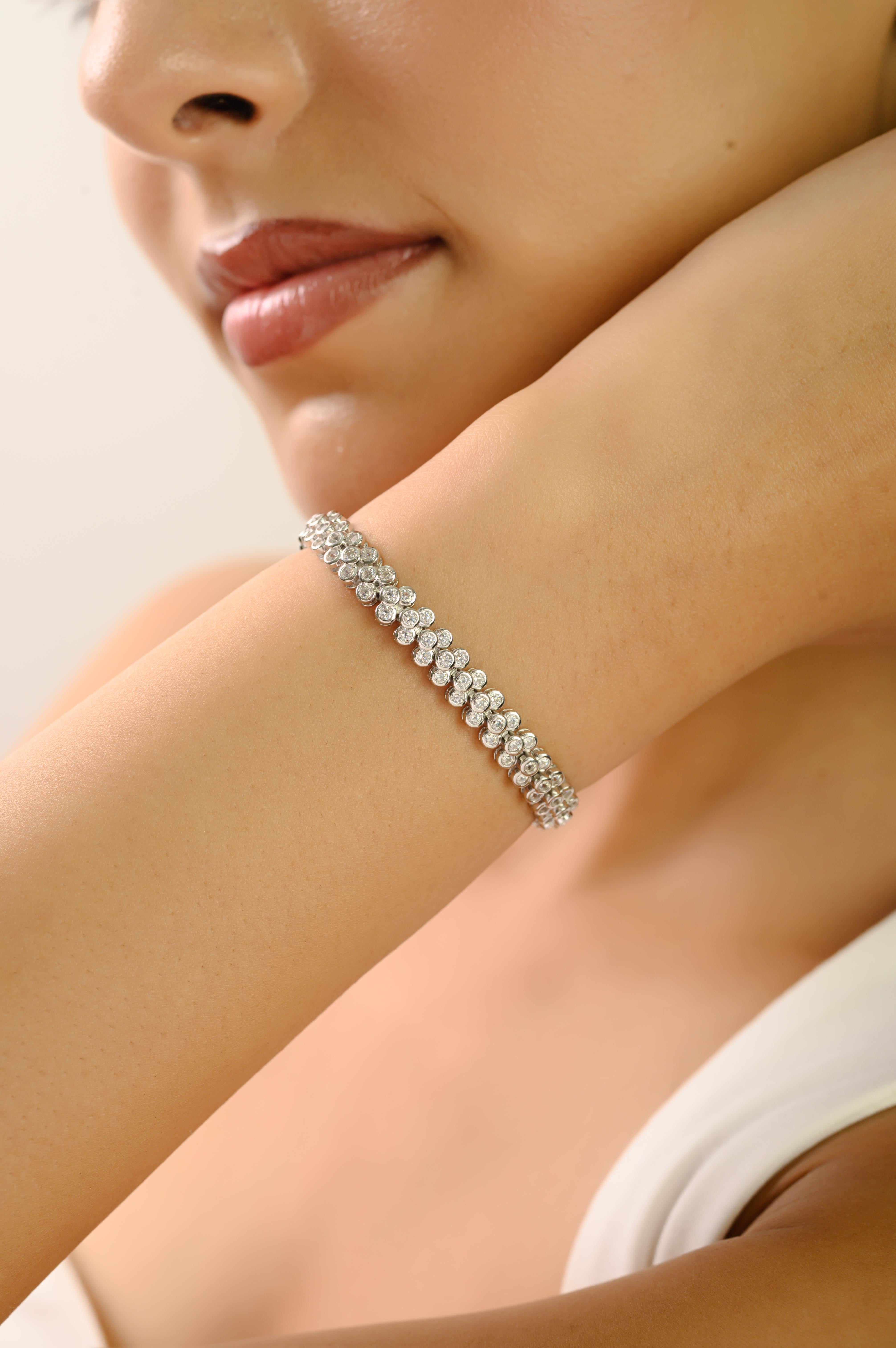 Taglio rotondo Bracciale tennis modernista d'argento 925 con castone e zirconi bianchi incastonati in vendita