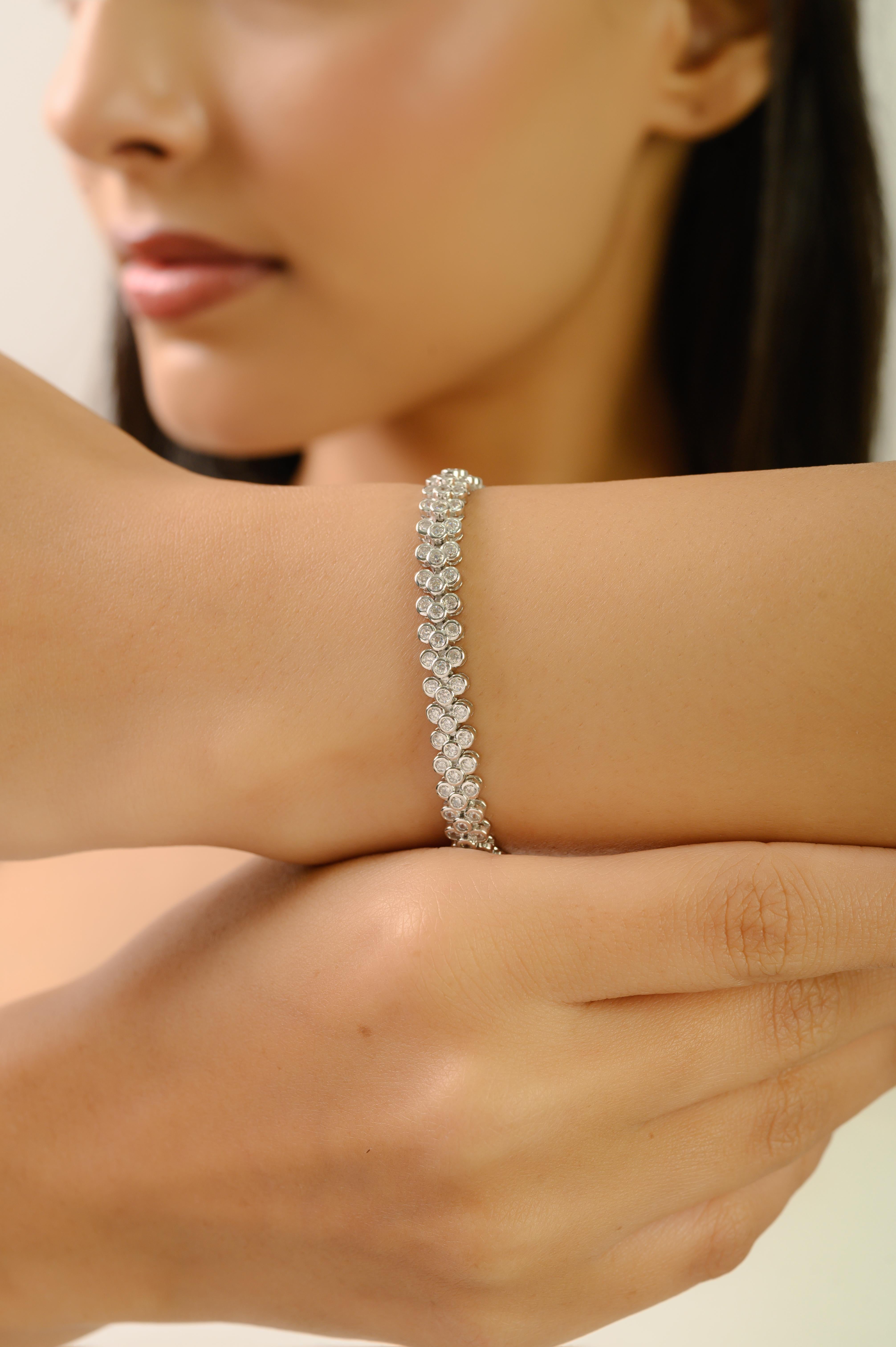 Donna Bracciale tennis modernista d'argento 925 con castone e zirconi bianchi incastonati in vendita