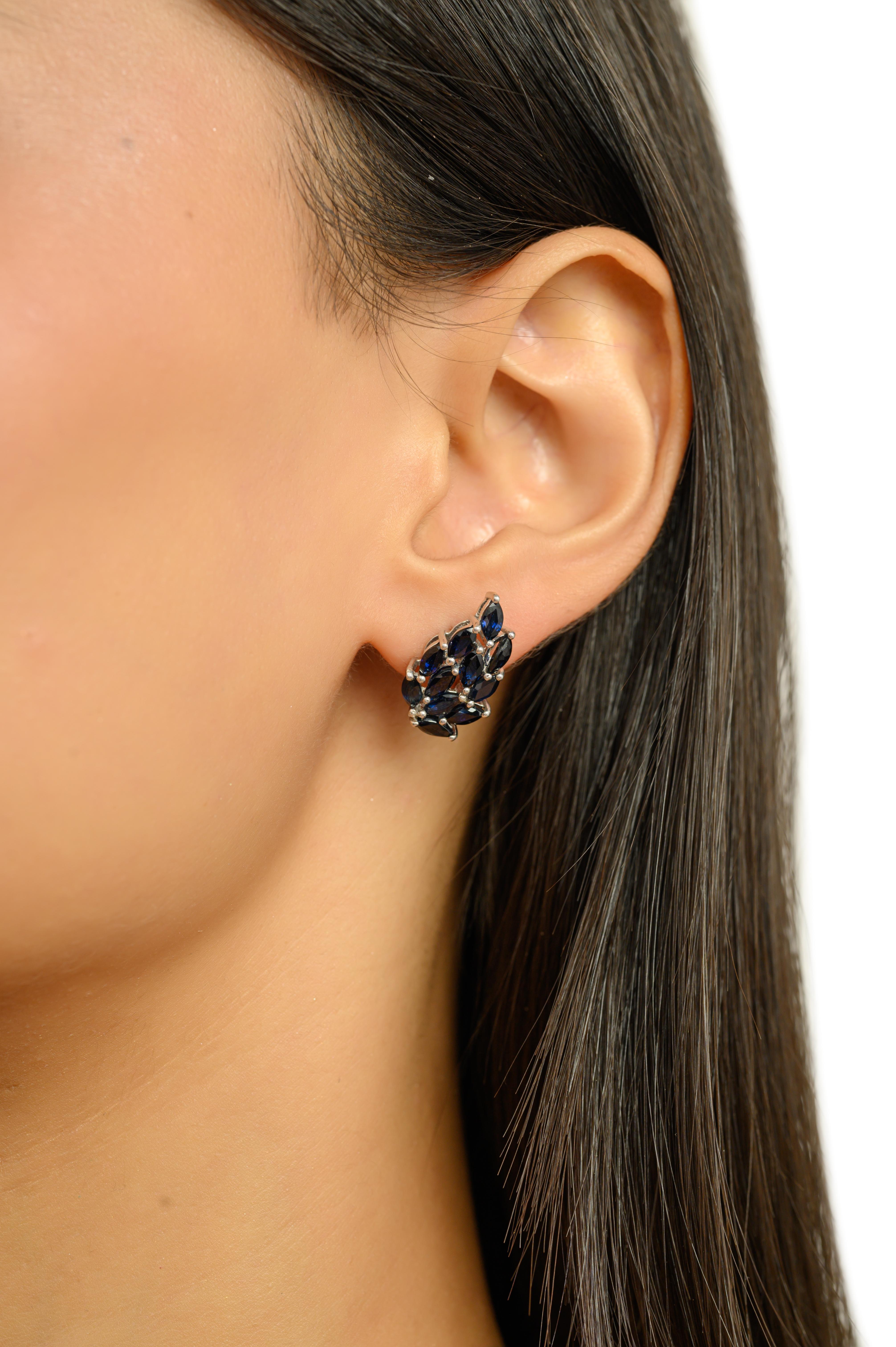 Questi orecchini a perno in argento 925 presentano 22 zaffiri blu naturali a forma di marquise, ognuno dei quali misura 4,2 mm, per un peso totale di 5,18 carati. Gli orecchini presentano un design unico ispirato alle foglie, misurano 0,65 pollici