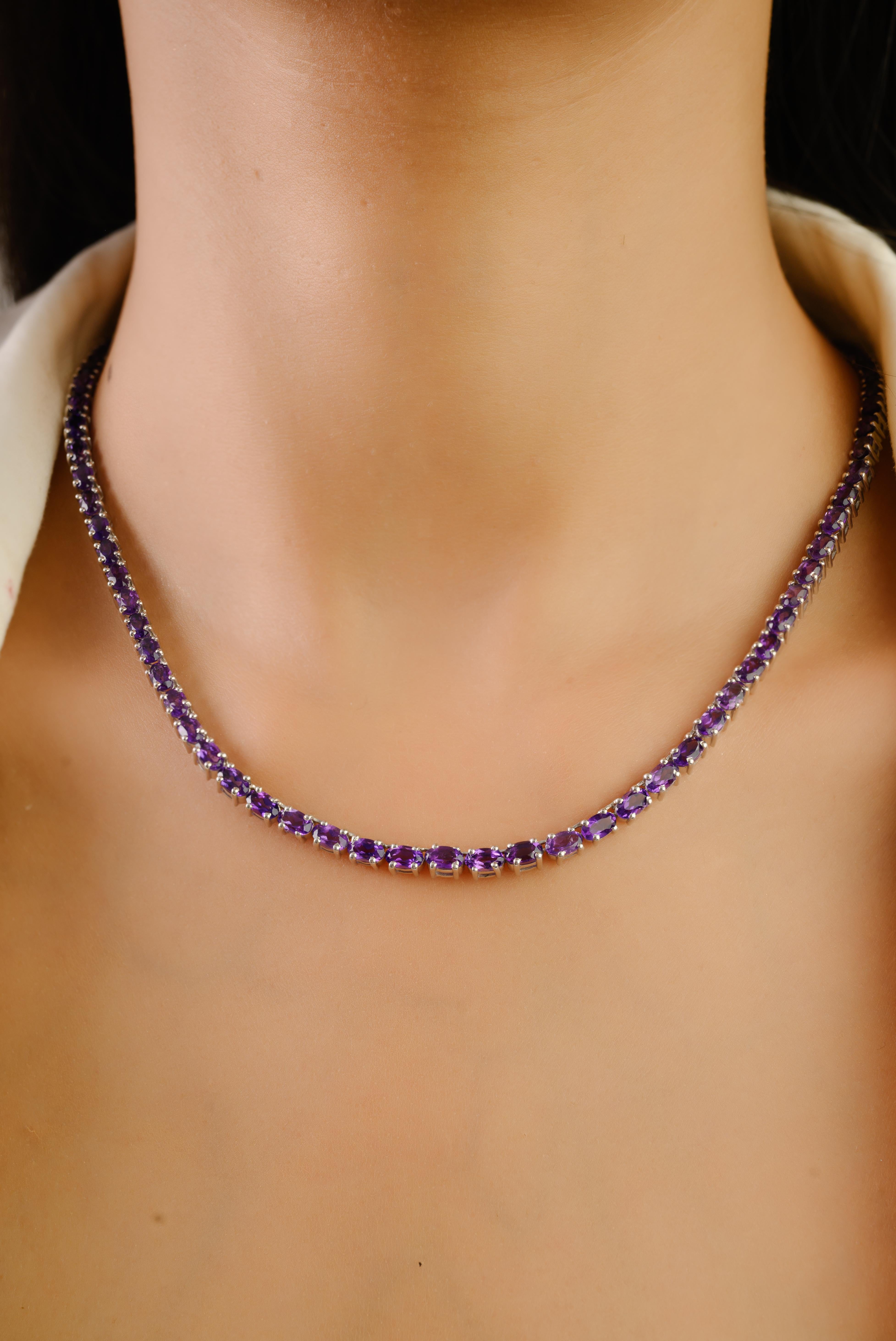 Questa collana tennis in argento sterling 925 è incastonata con 79 gemme di ametista naturale dal taglio ovale, ciascuna delle quali misura 5x3 mm. Le pietre insieme pesano 18,08 carati e irradiano una vivida tonalità viola che simboleggia la pietra