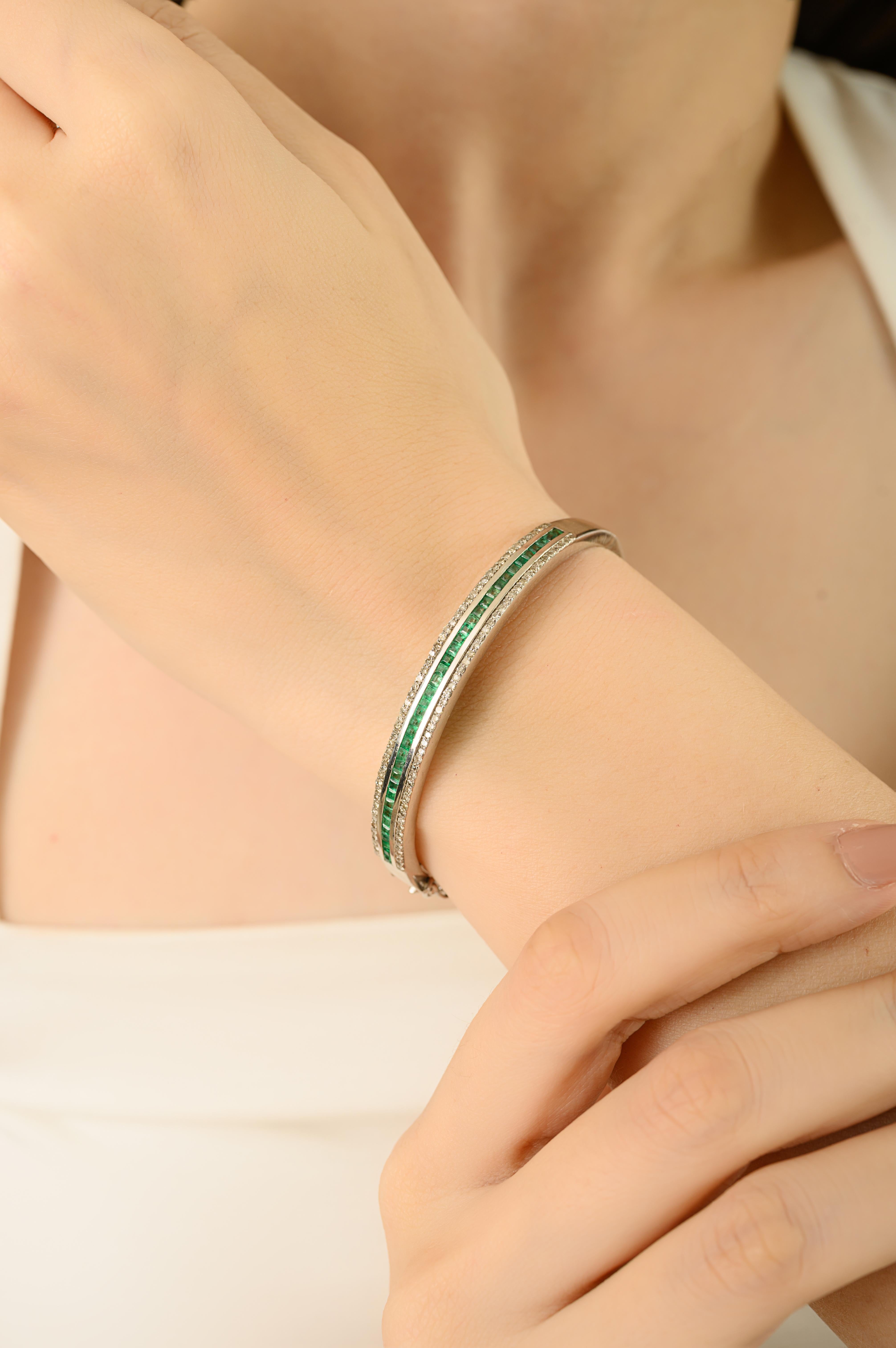 Silvorra 925 Silver Natural Emerald & Diamond Modern Statement Bangle Bracelet In New Condition For Sale In New York, NY