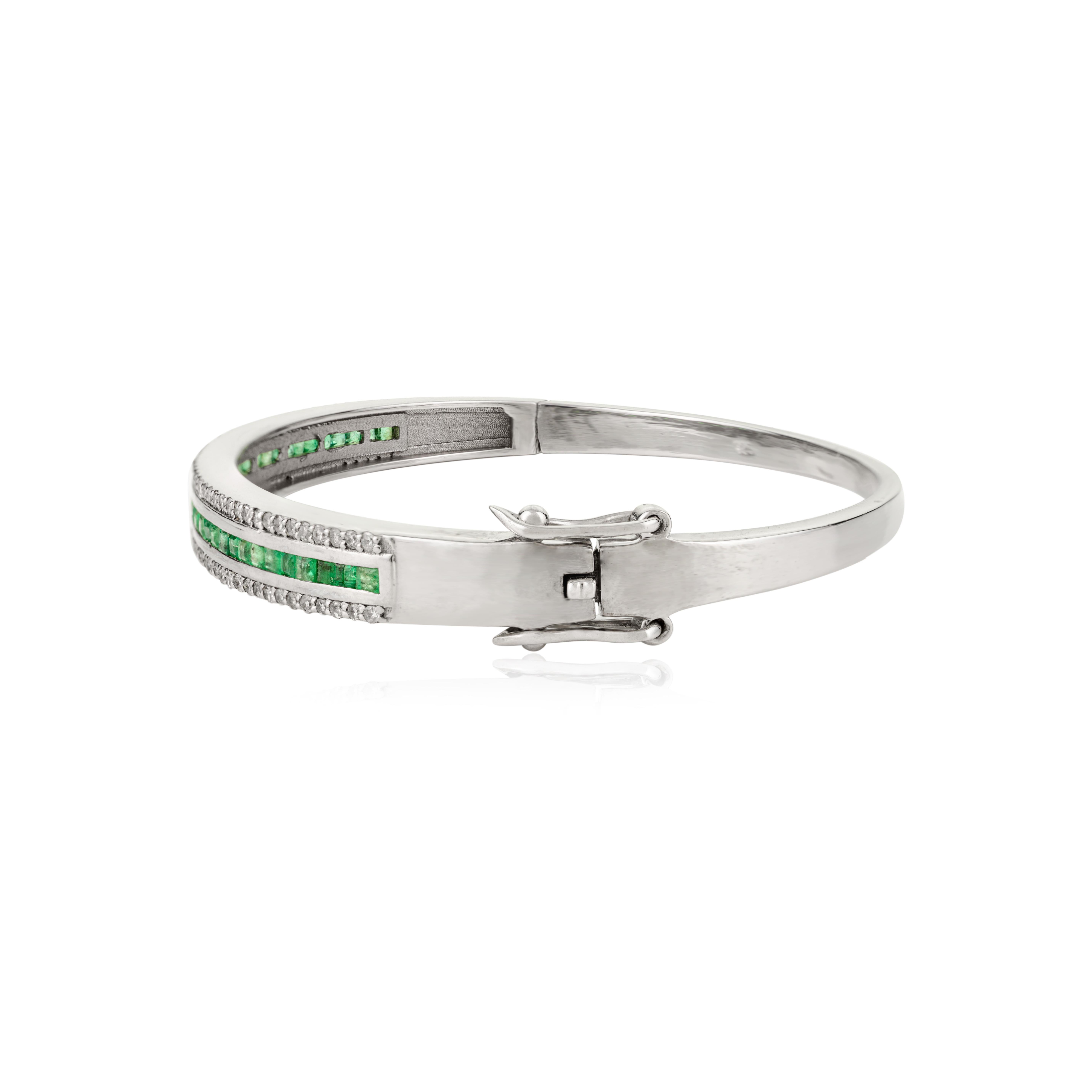 Women's Silvorra 925 Silver Natural Emerald & Diamond Modern Statement Bangle Bracelet For Sale