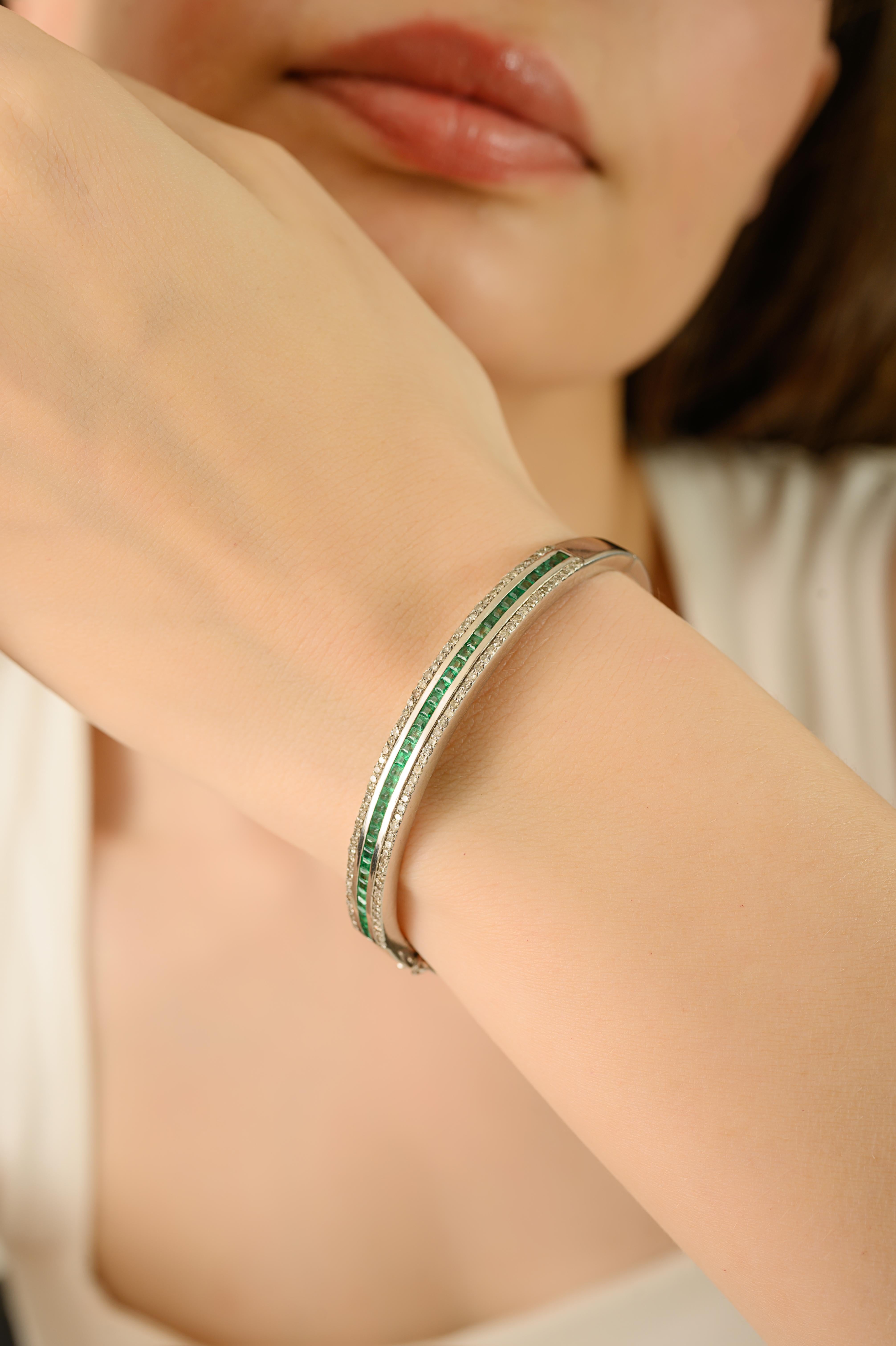 Silvorra 925 Silver Natural Emerald & Diamond Modern Statement Bangle Bracelet For Sale 1
