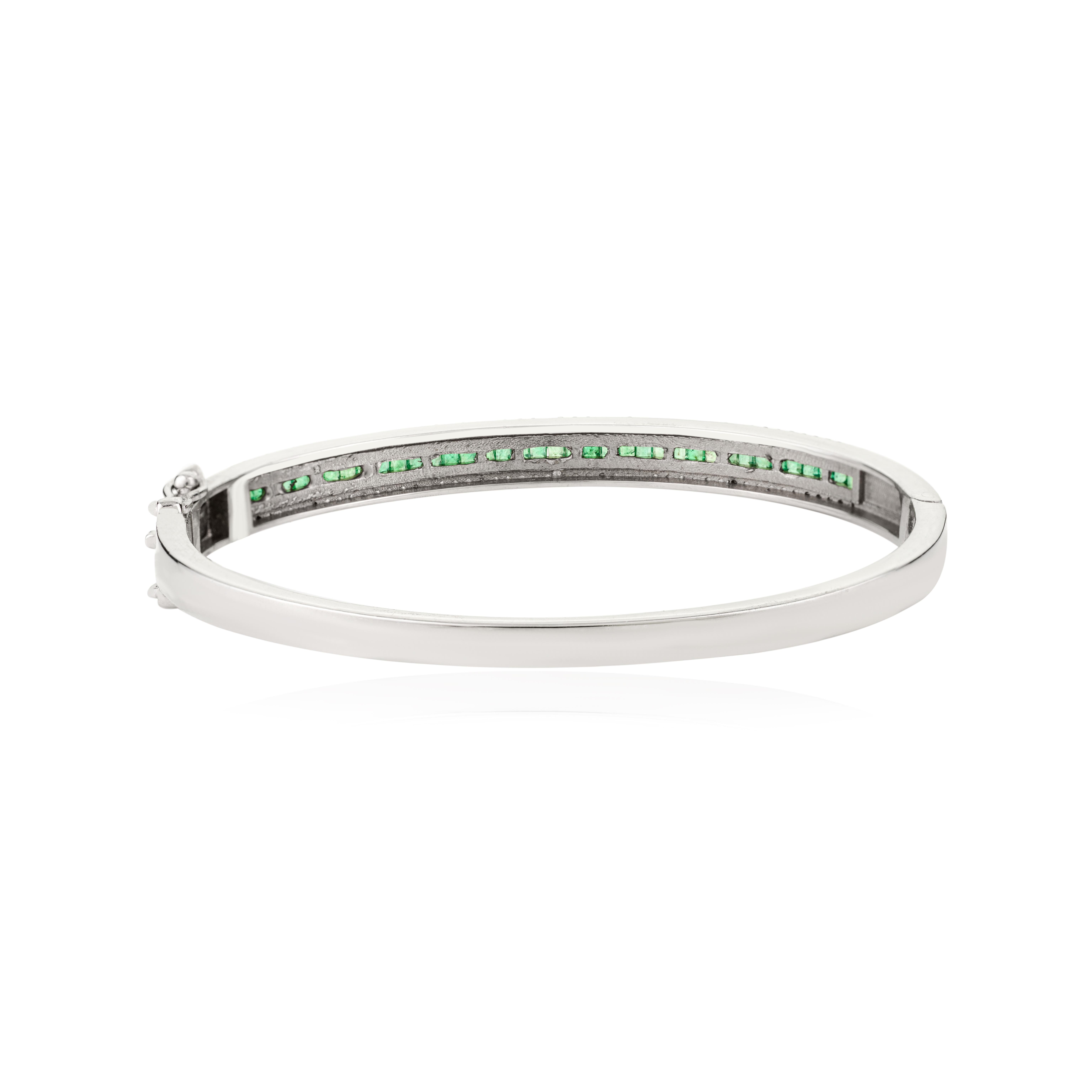 Silvorra 925 Silver Natural Emerald & Diamond Modern Statement Bangle Bracelet For Sale 3