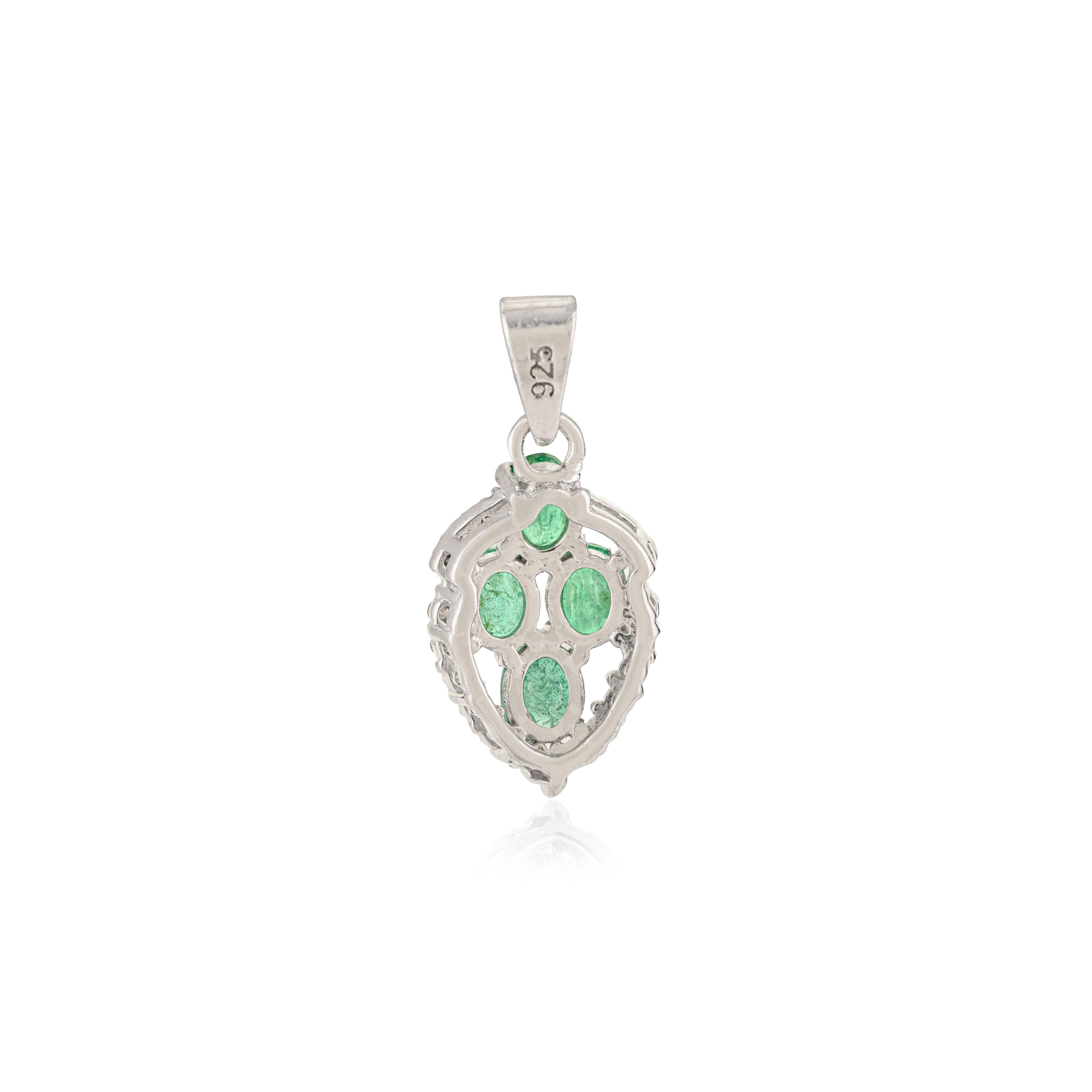 Taglio ovale Silvorra 925 Silver Oval Natural Emerald Drop Pendant with Halo Diamond Accents in vendita