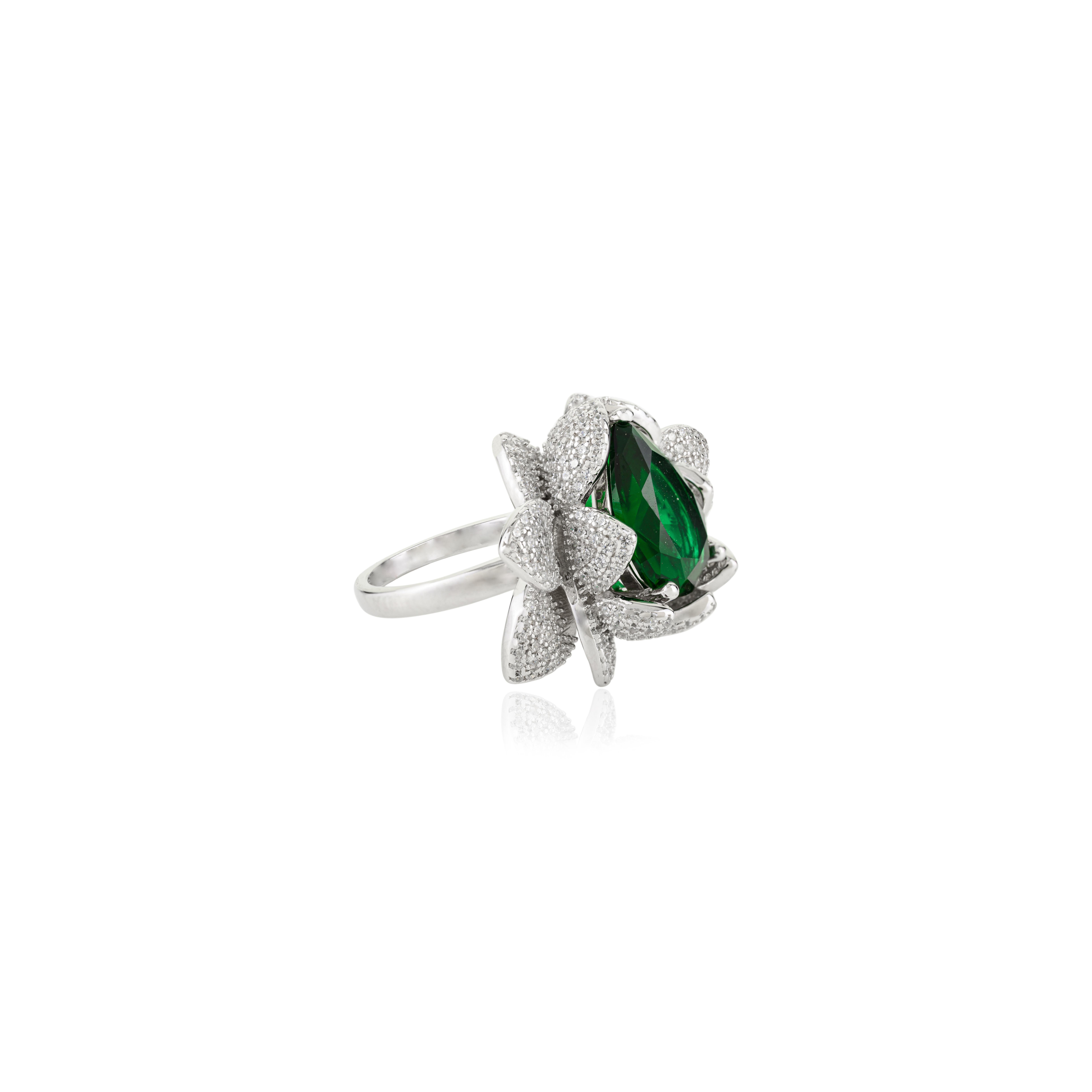 in vendita:  Anello da cocktail con petali di loto in argento 925 con taglio a pera e zircone bianco e verde 4