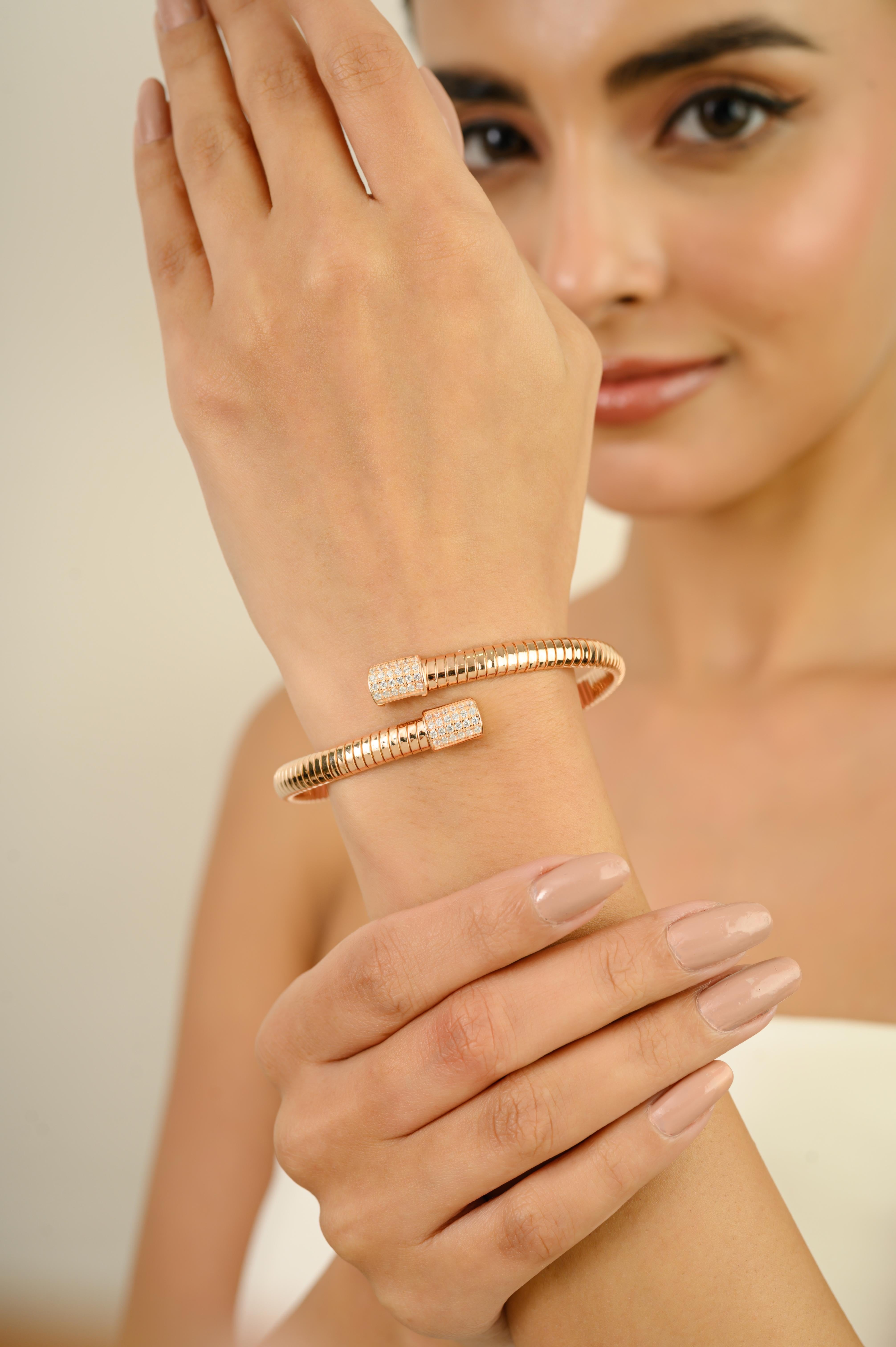 Taglio rotondo Bracciale aperto con zirconi bianchi in argento 925 e tonalità oro rosa di Silvorra in vendita