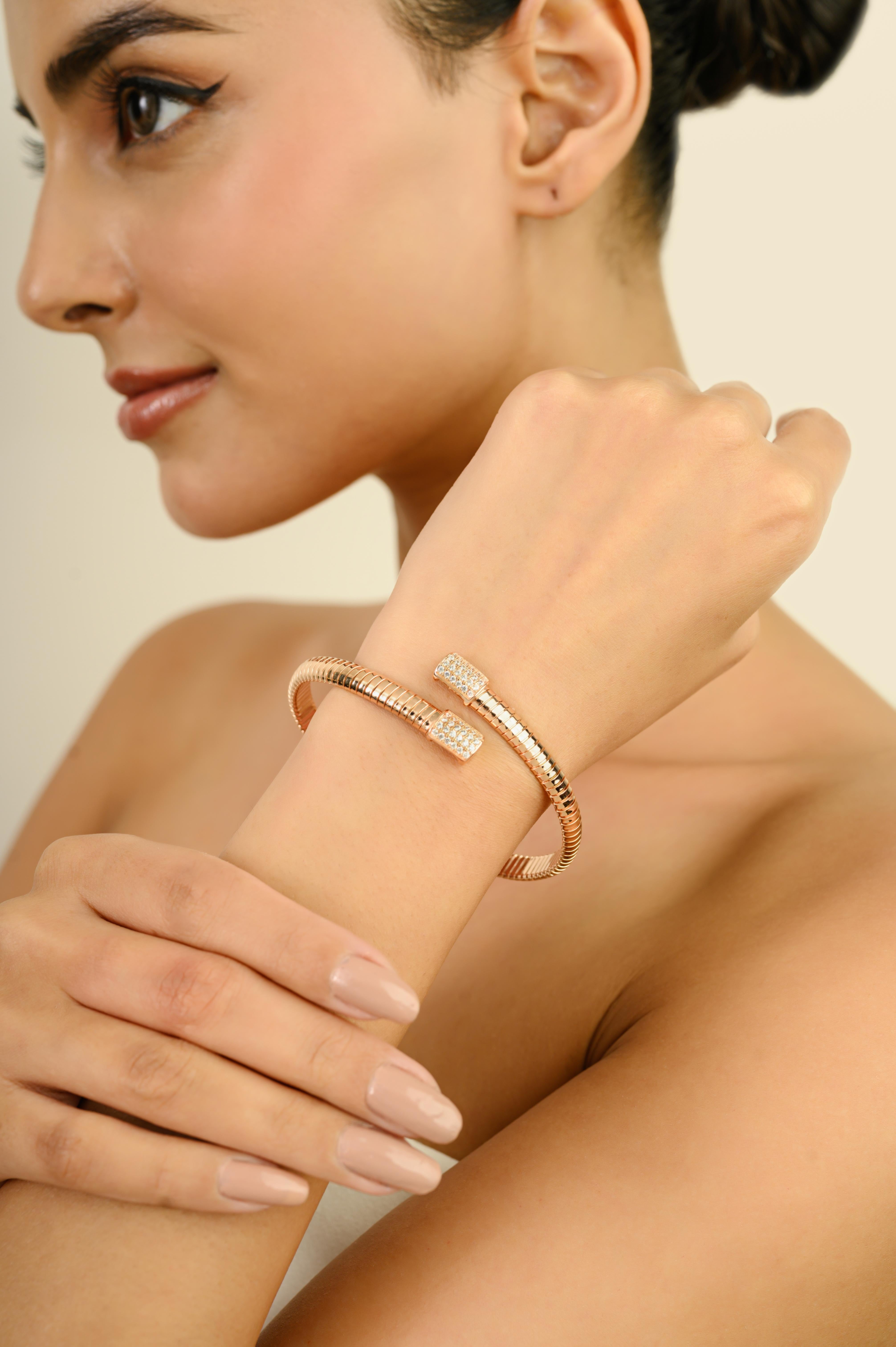 Donna Bracciale aperto con zirconi bianchi in argento 925 e tonalità oro rosa di Silvorra in vendita