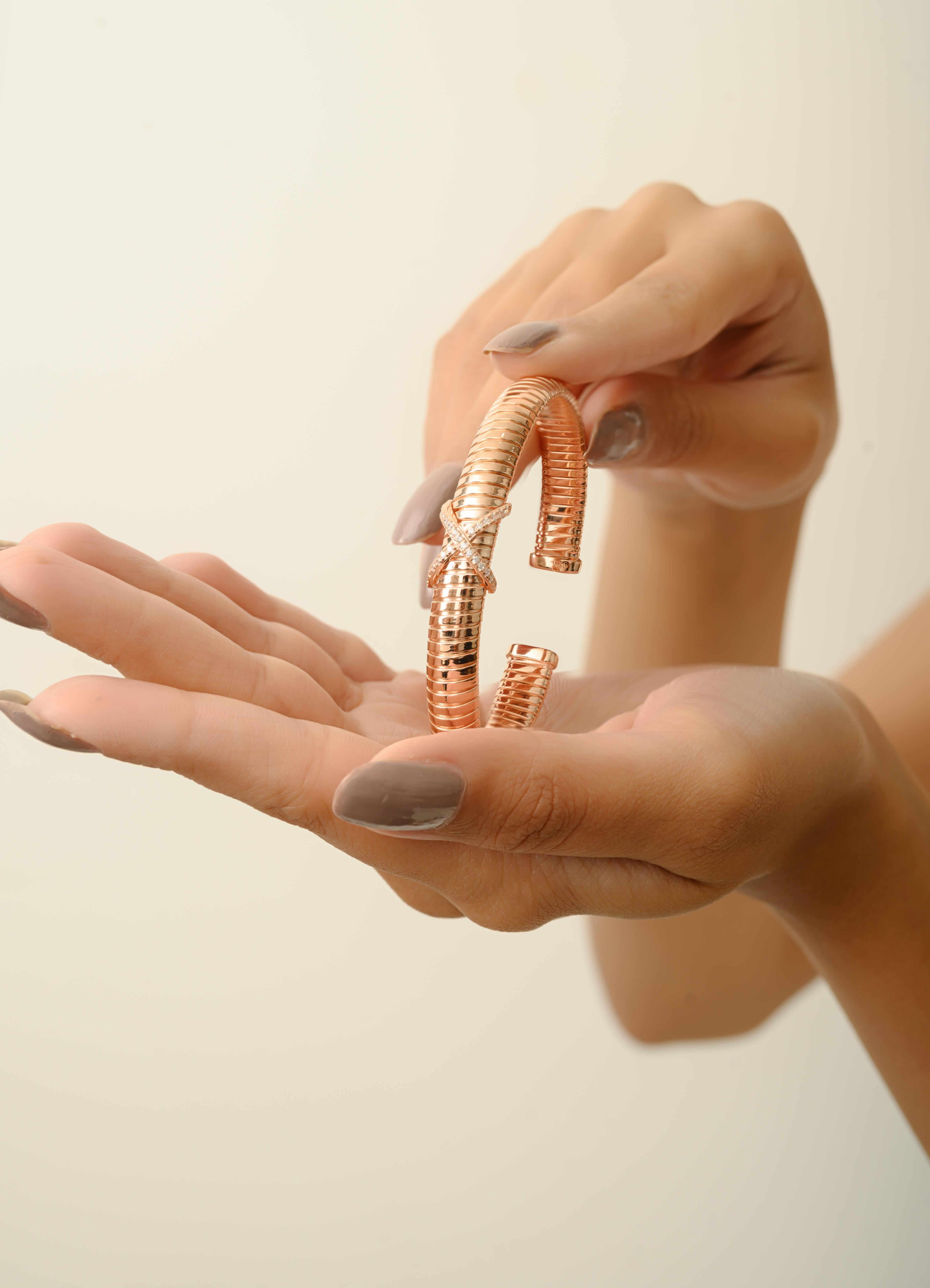 Taglio rotondo Bracciale Tubogas con motivo X in argento 925 e oro rosa Silvorra con zircone bianco in vendita