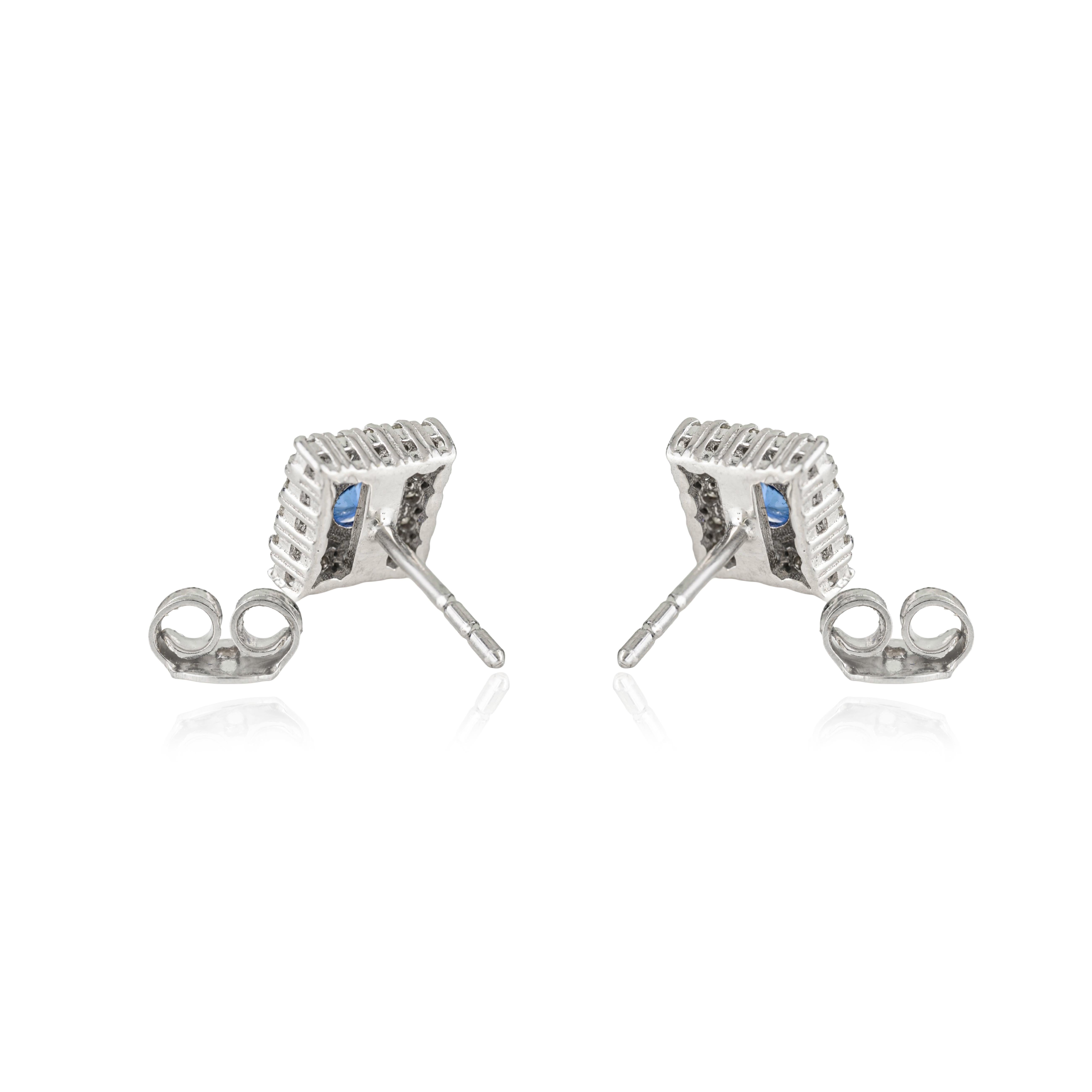 Taglio rotondo Silvorra 925 Silver Square Stud Earrings with Blue Sapphire & Diamond Halo in vendita