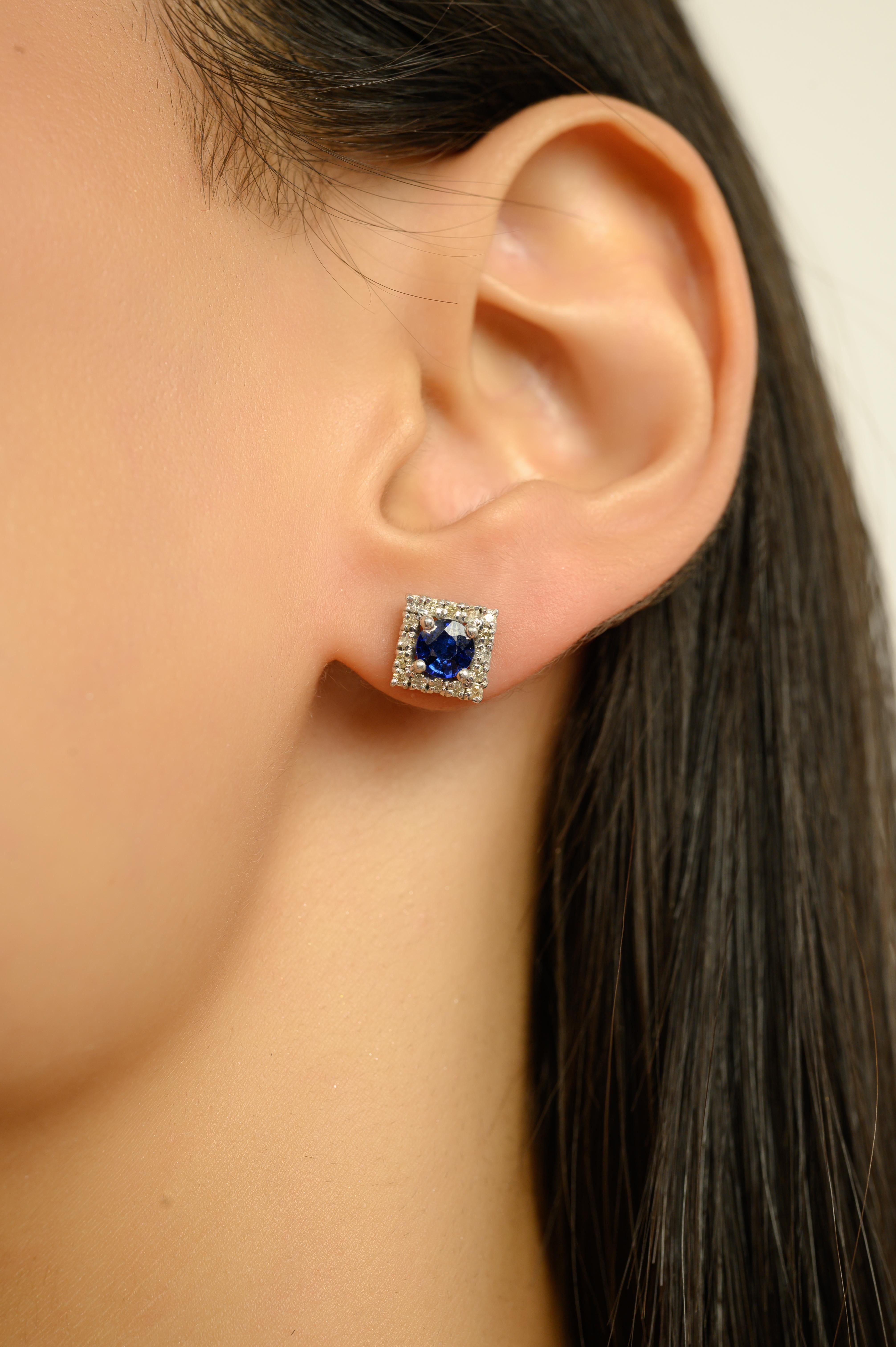 Questi orecchini a perno in argento sterling 925 presentano un design quadrato contemporaneo. Ogni orecchino mette in mostra un vibrante zaffiro blu rotondo al centro, splendidamente incorniciato da una scintillante aureola di diamanti per una