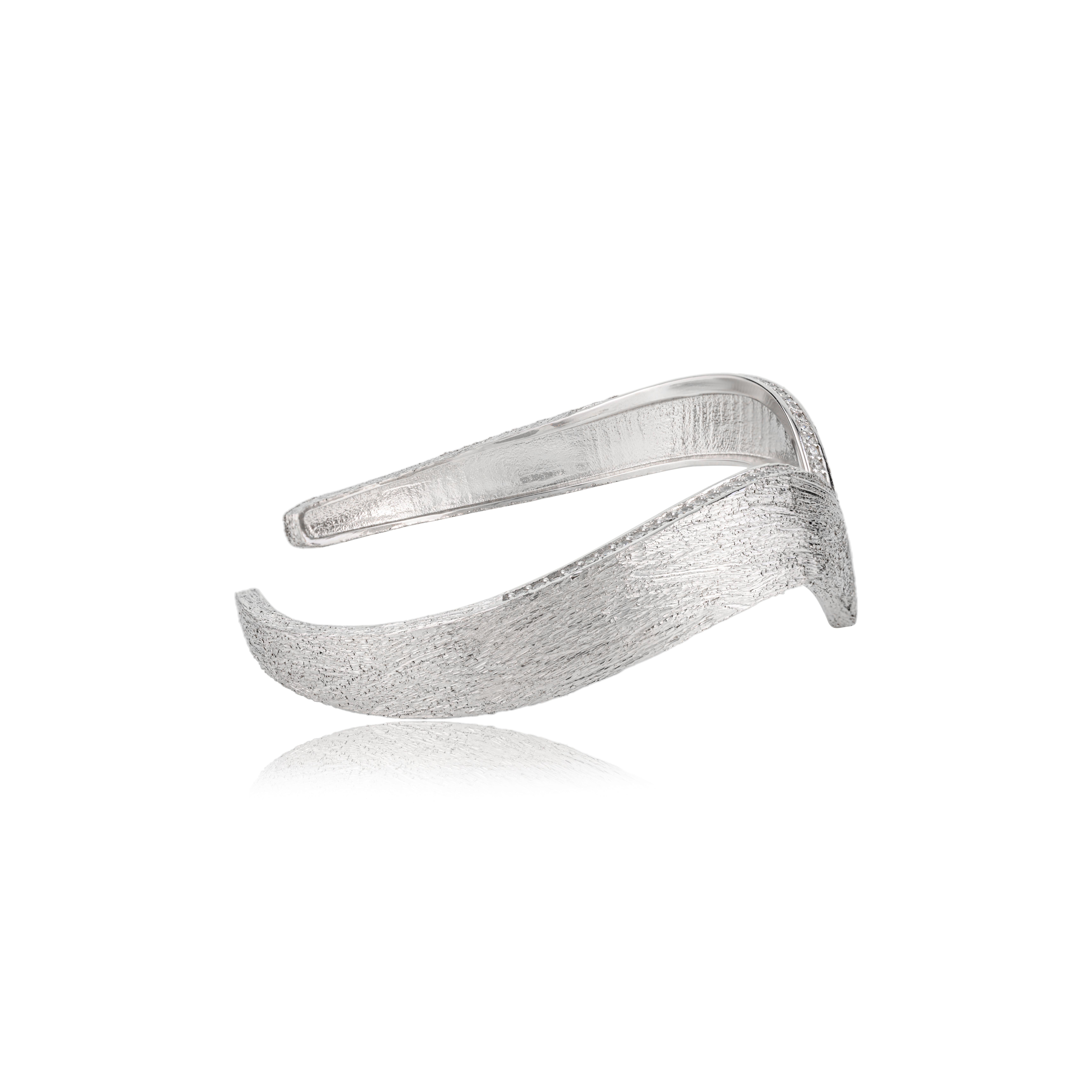Contemporain Bracelet ouvert réglable en argent massif 925 avec zircon ondulé, de style contemporain, Silvorra en vente