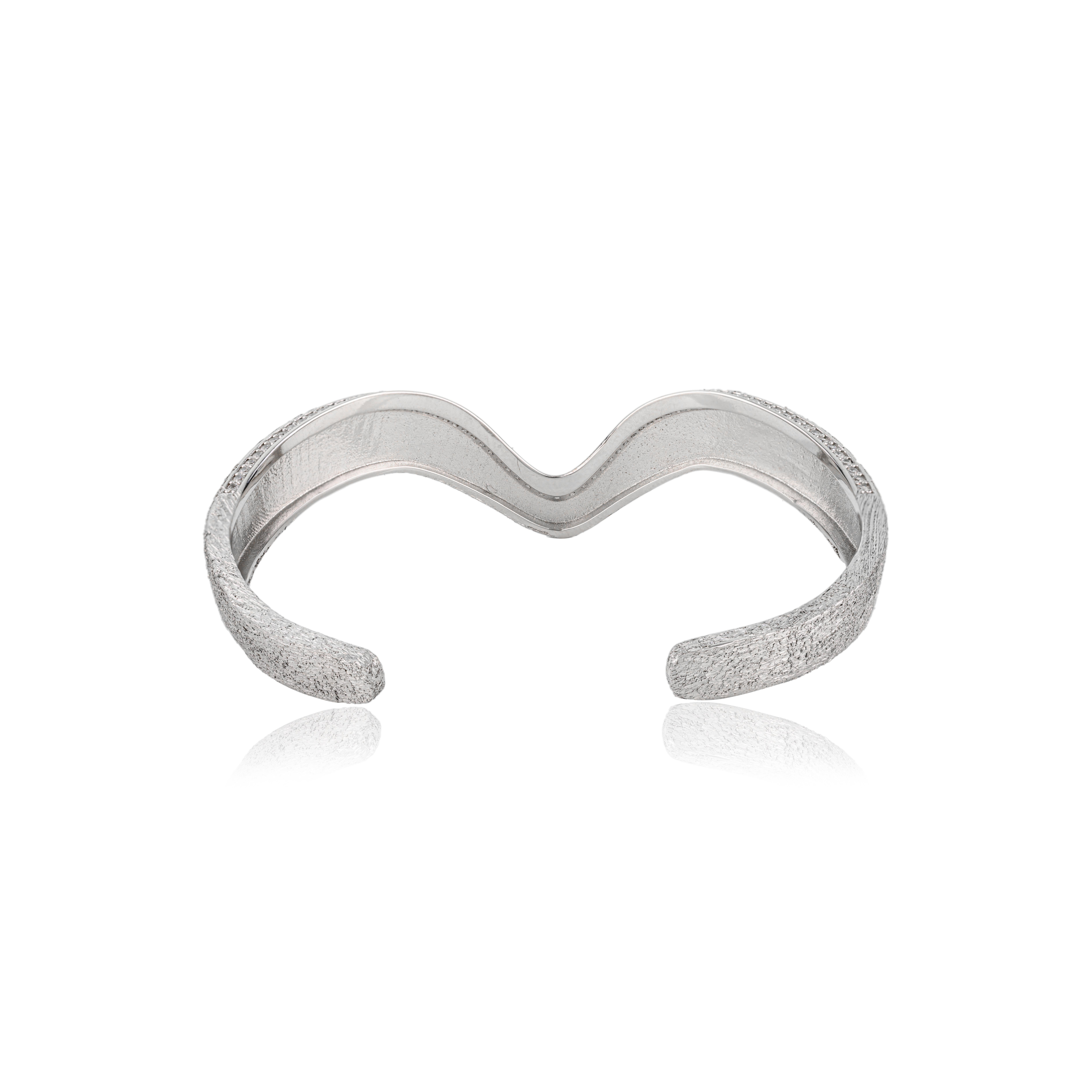 Taille ronde Bracelet ouvert réglable en argent massif 925 avec zircon ondulé, de style contemporain, Silvorra en vente