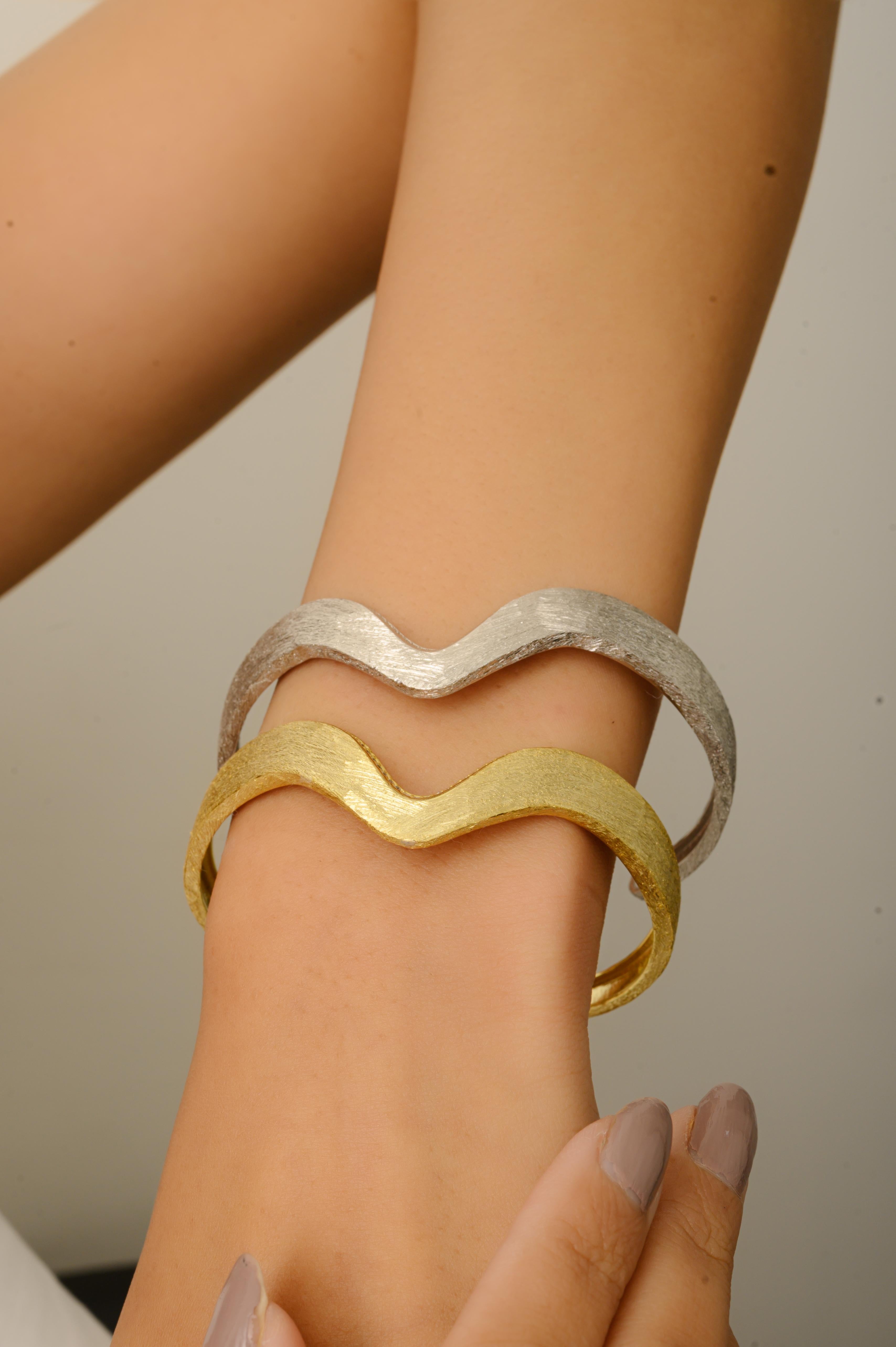 Bracciale aperto regolabile con zircone ondulato in argento massiccio 925 di Silvorra in vendita 6