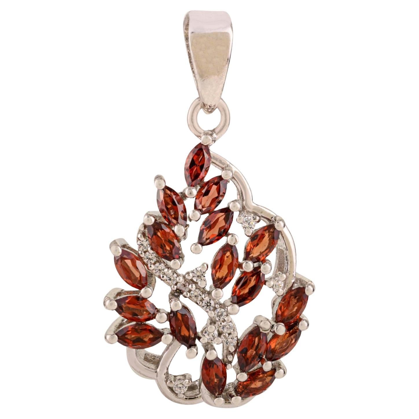 Ciondolo a forma di foglia con granato rosso intenso e zircone di Silvorra in argento 925 da 13,25 carati