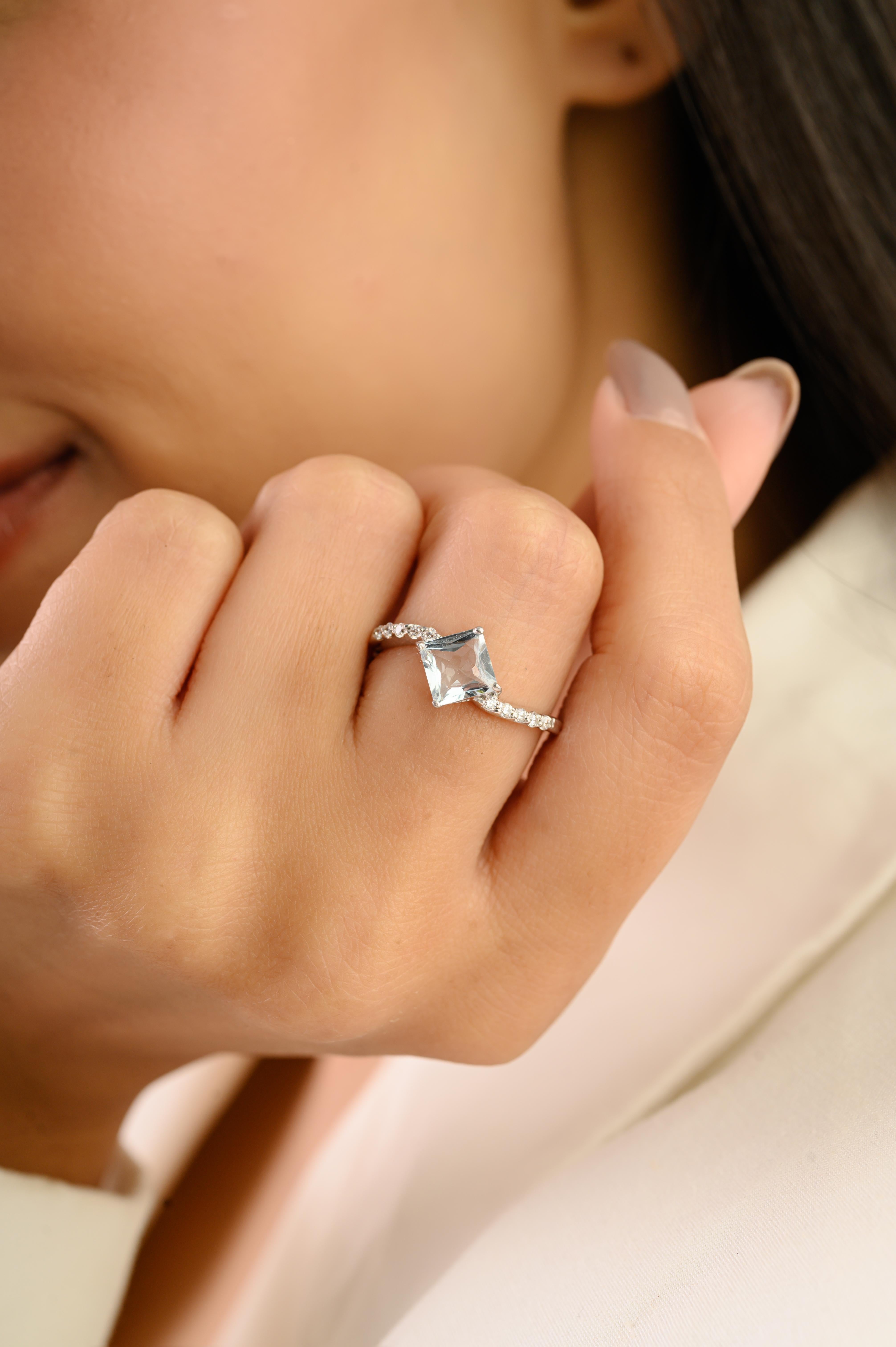in vendita:  Anello solitario con acquamarina e zirconi bianchi in argento 925 Silvorra 2