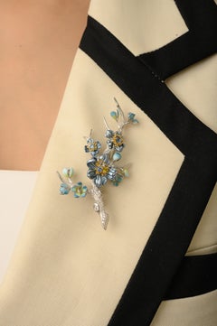 Spilla a forma di ramo floreale in argento 925 di Silvorra con smalto blu e accenti in CZ