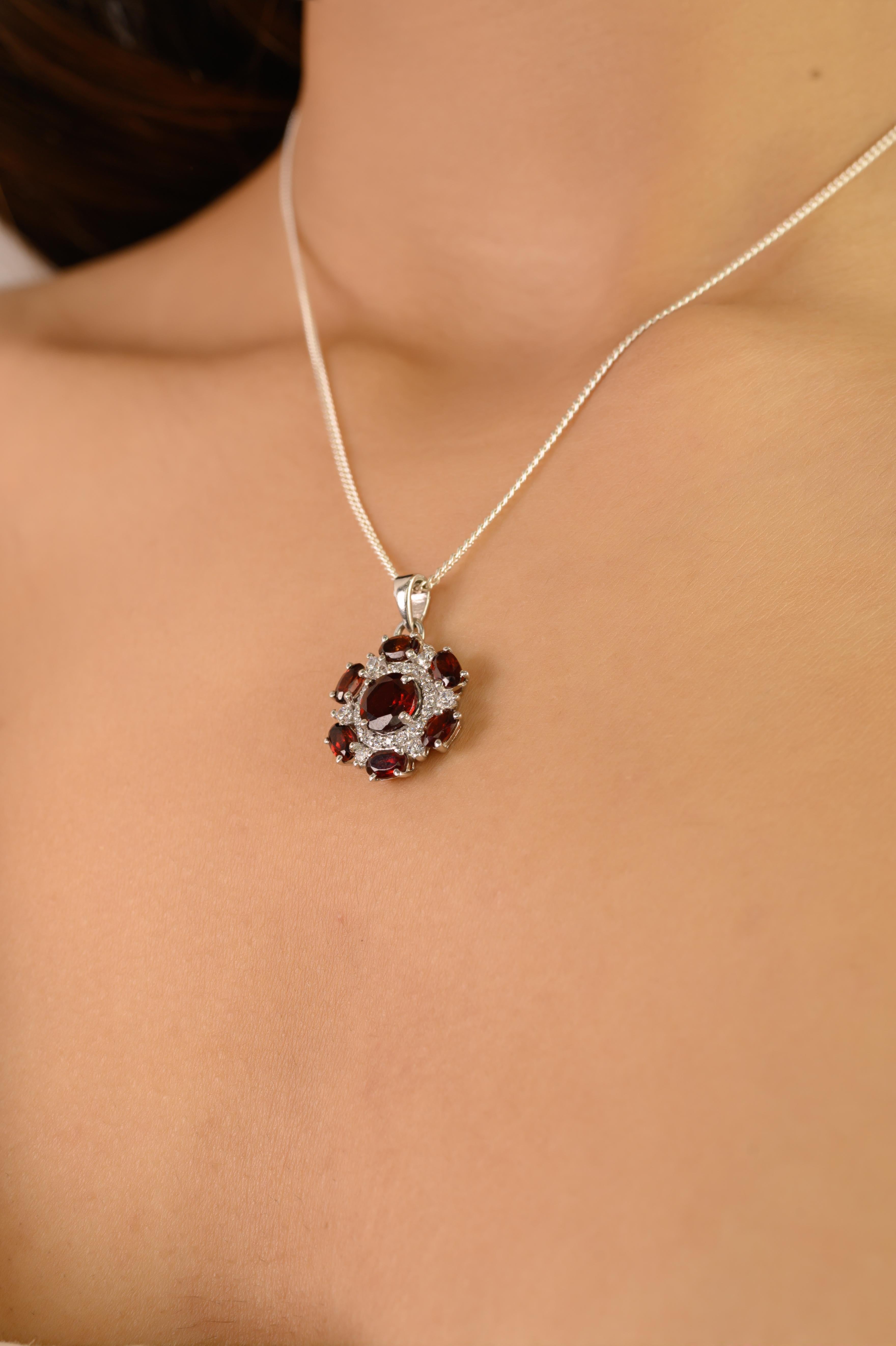 Donna Ciondolo a forma di fiore in argento 925 di Silvorra con granato e zircone scintillante in vendita