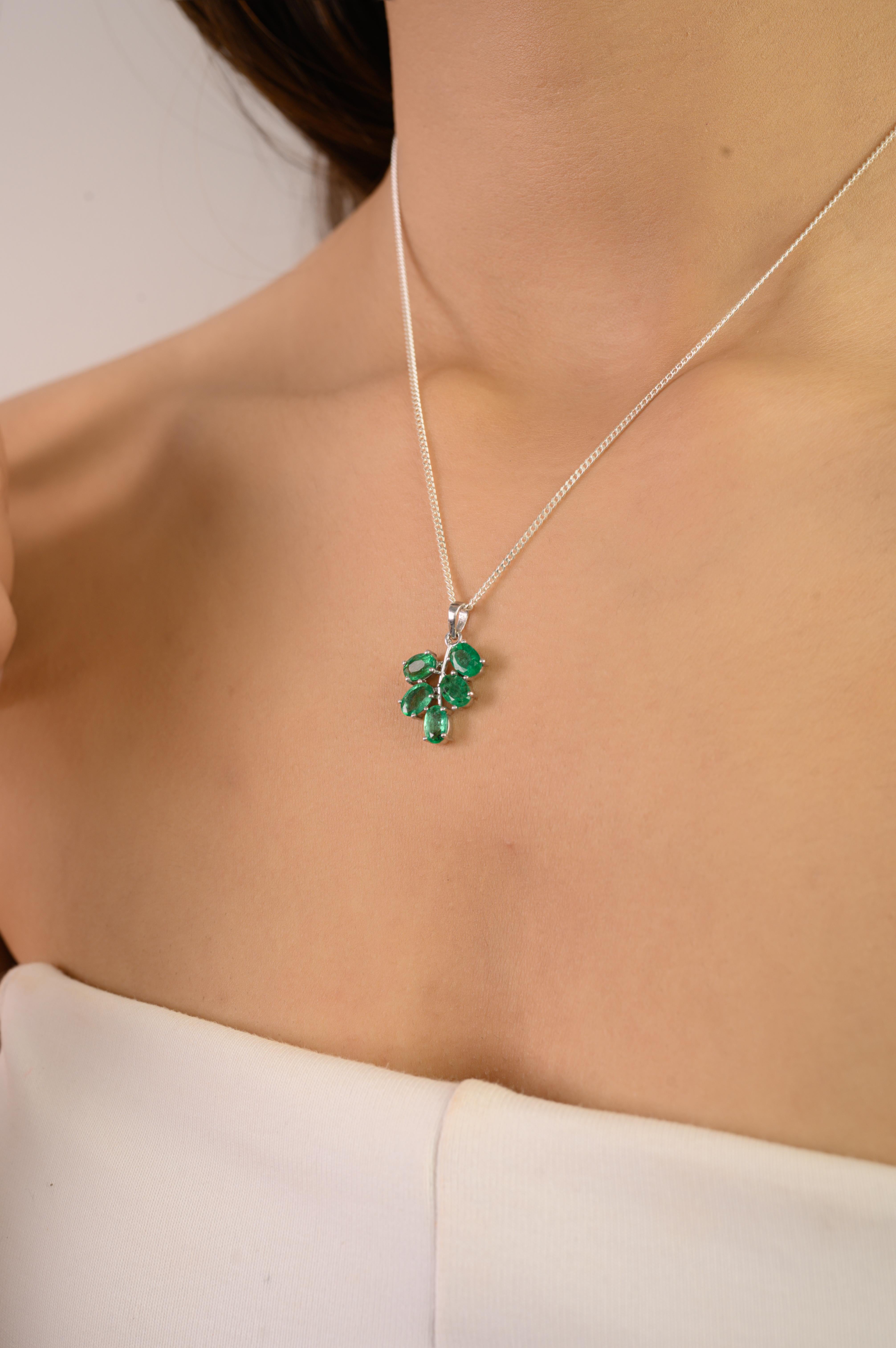 Silvorra 925 Sterling Silber Blattmotiv-Anhänger mit natürlichem Smaragd im Ovalschliff im Angebot 1