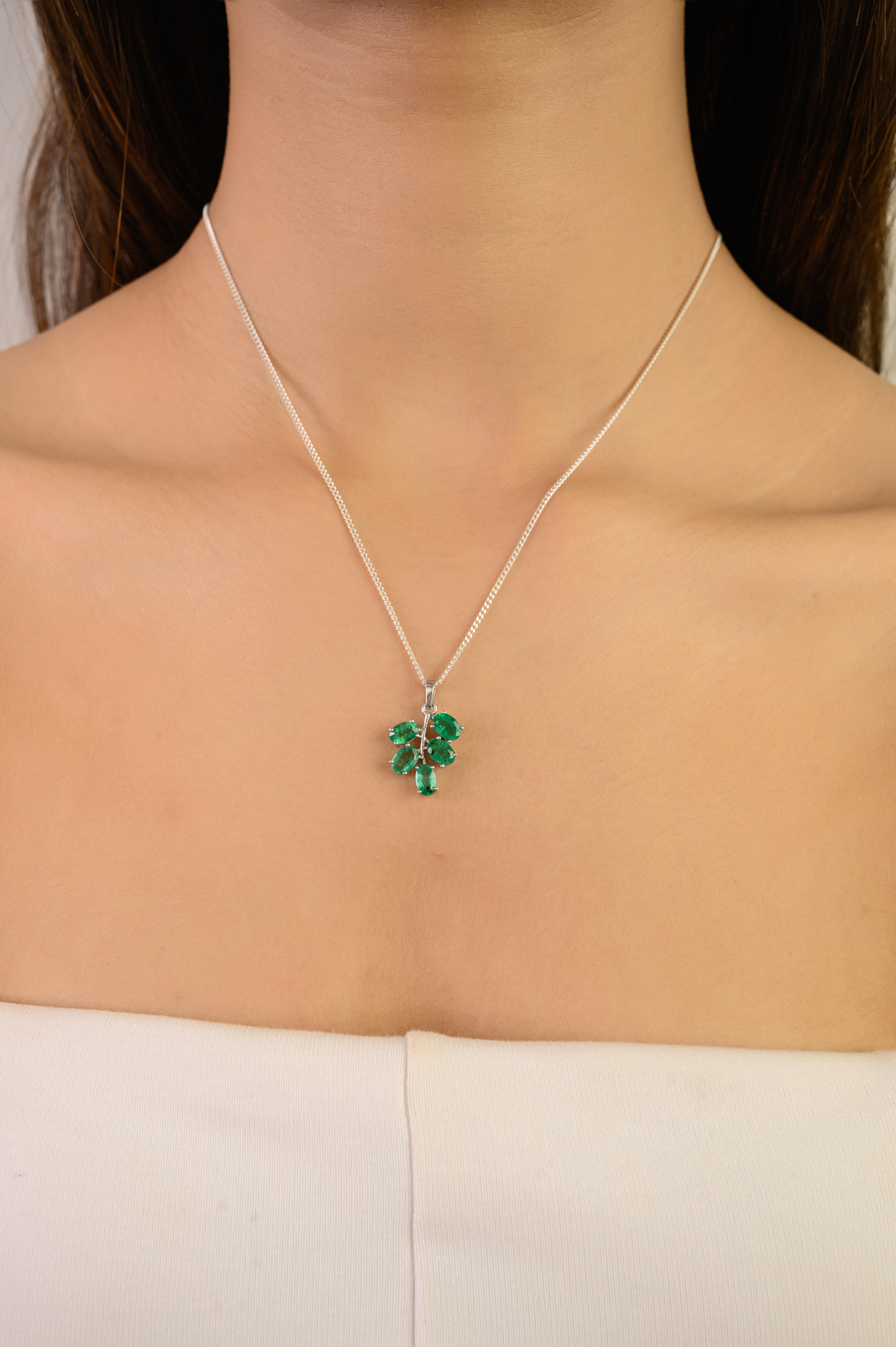 Silvorra 925 Sterling Silber Blattmotiv-Anhänger mit natürlichem Smaragd im Ovalschliff im Angebot 3