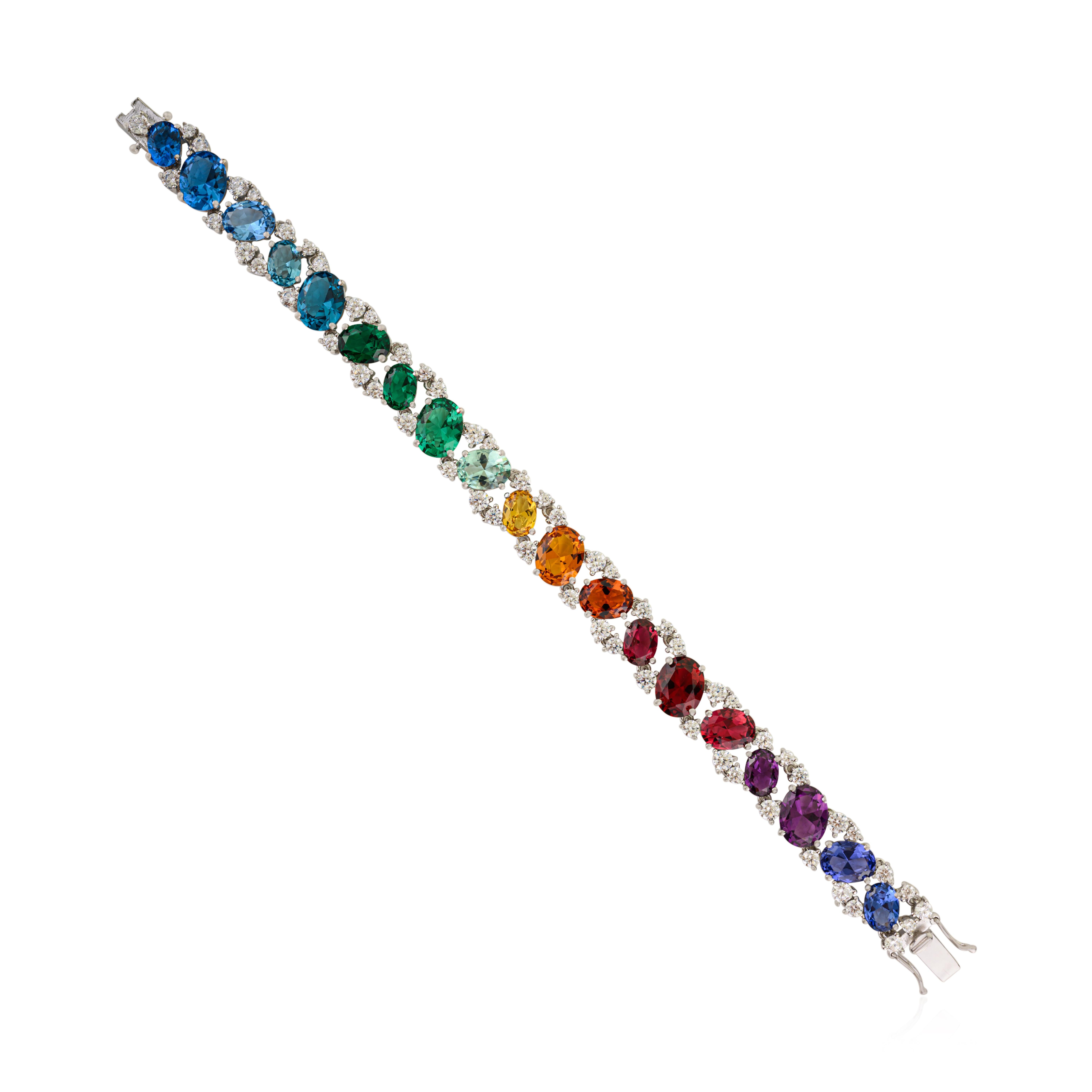 Esta vibrante pulsera tenis de Silvorra está elaborada en fina plata de ley 925 y adornada con piedras de circonita de formas mixtas en una deslumbrante gama de multicolores, bellamente complementada con brillantes detalles blancos. Diseñada con un