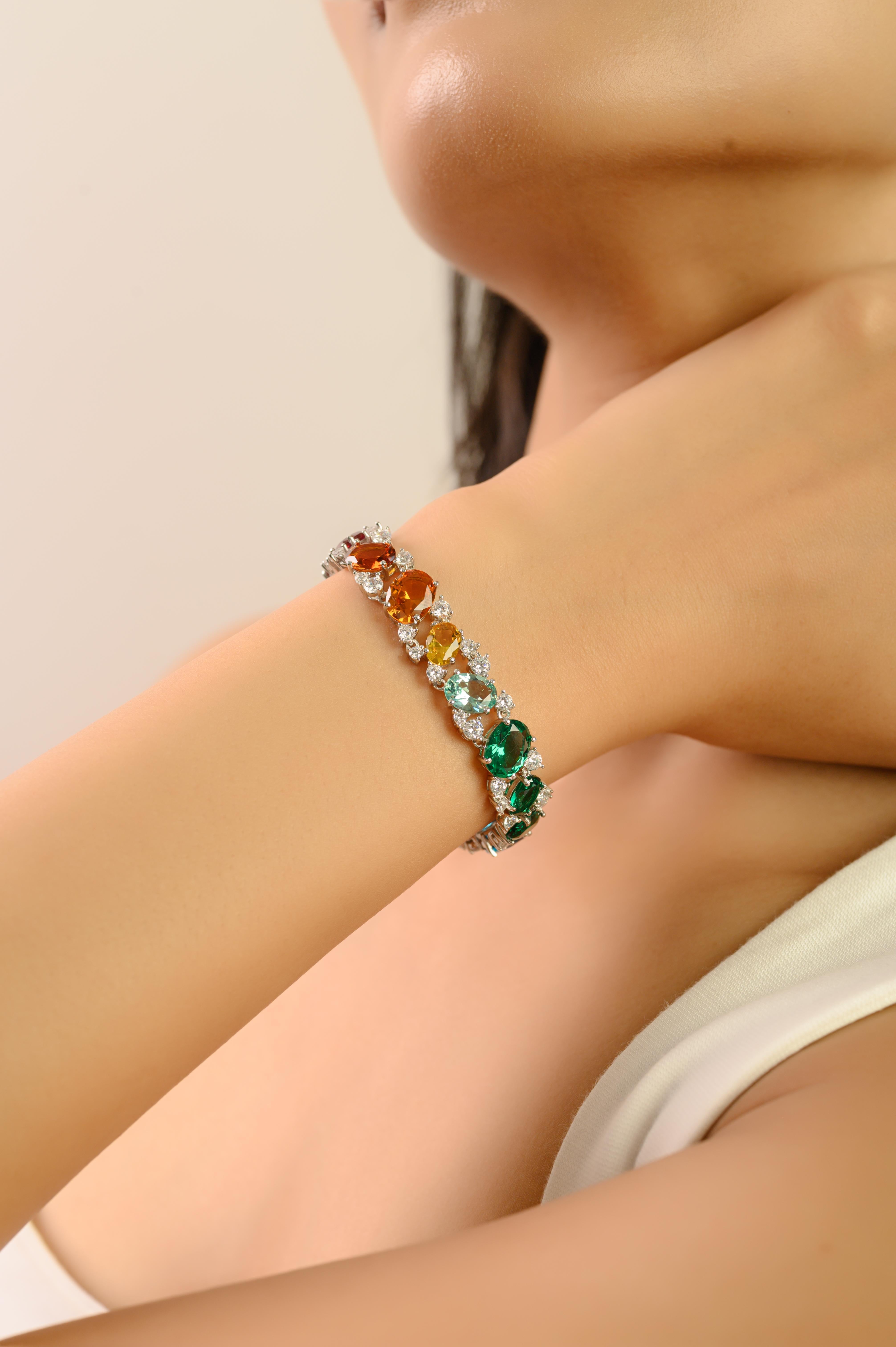 Questo vibrante braccialetto tennis di Silvorra è realizzato in pregiato argento sterling 925 e ornato da pietre di zirconia cubica di forma mista in un'abbagliante gamma di colori, splendidamente completata da scintillanti accenti bianchi.