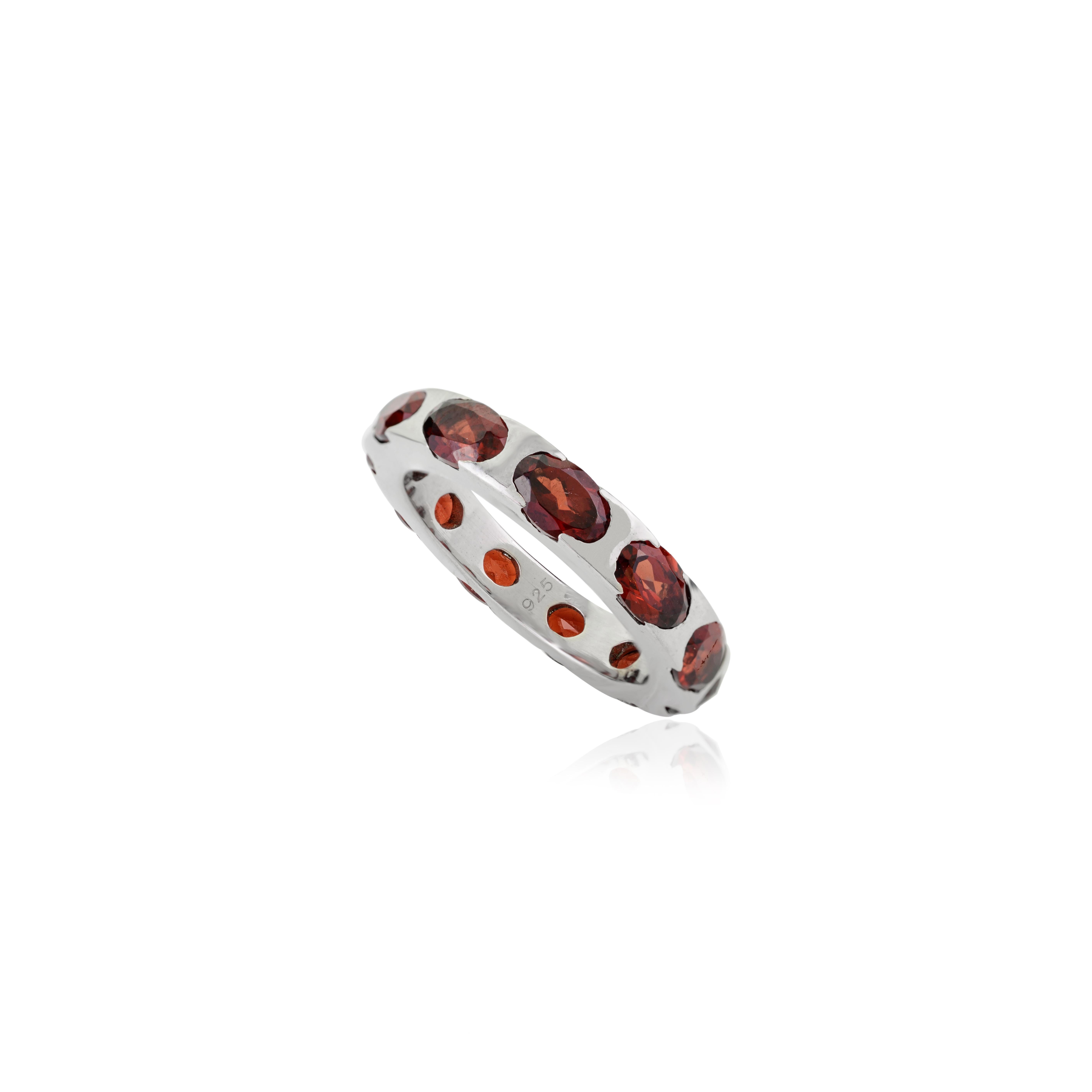 in vendita:  Anello a fascia per l'eternità in argento Sterling 925 con granato rosso intenso Nature 6.05 Ct 7