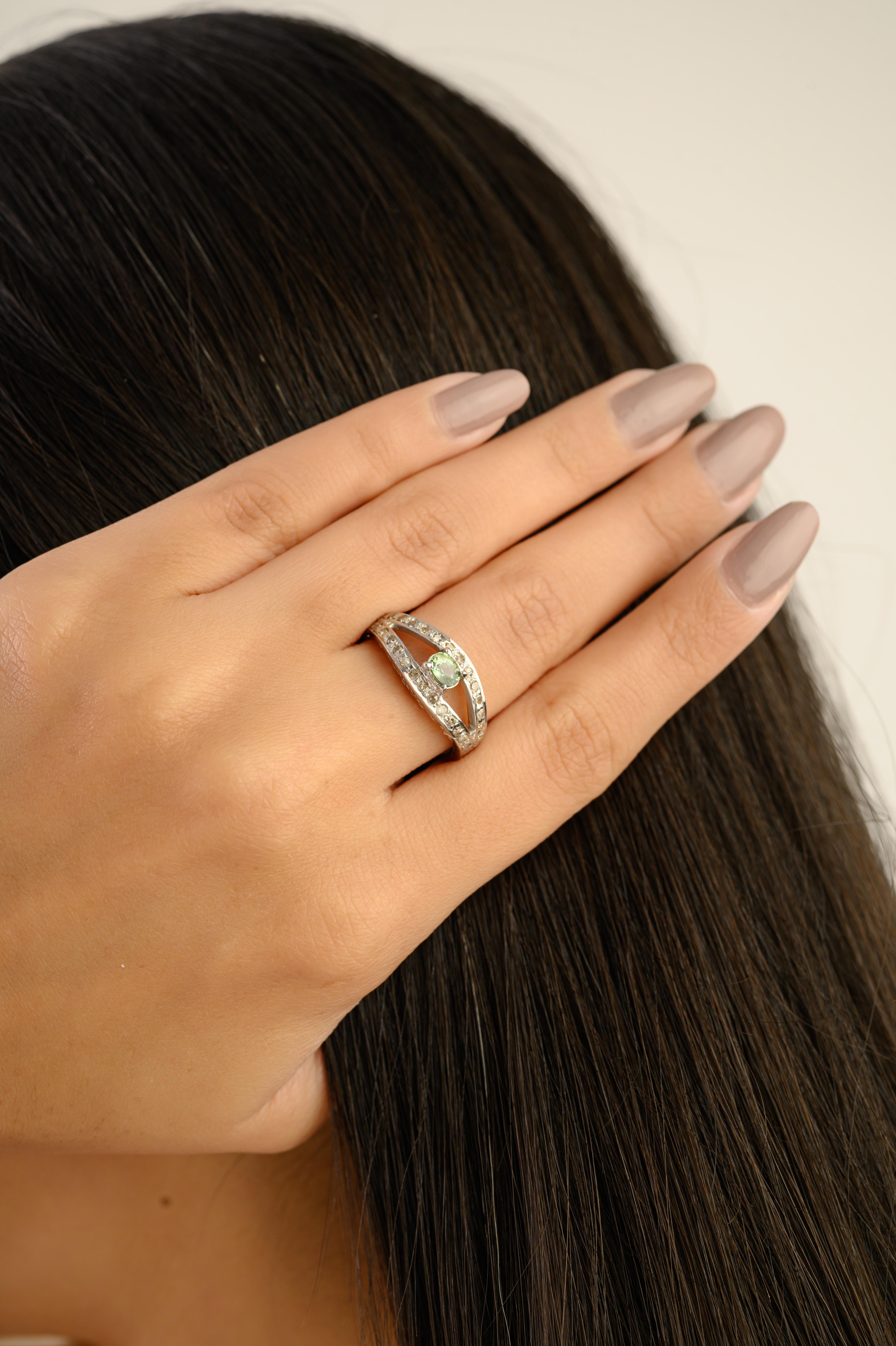 Im Angebot: Silvorra 925 Sterling Silber Oval Cut Grüner Turmalin und Diamant Bnad Ring () 4