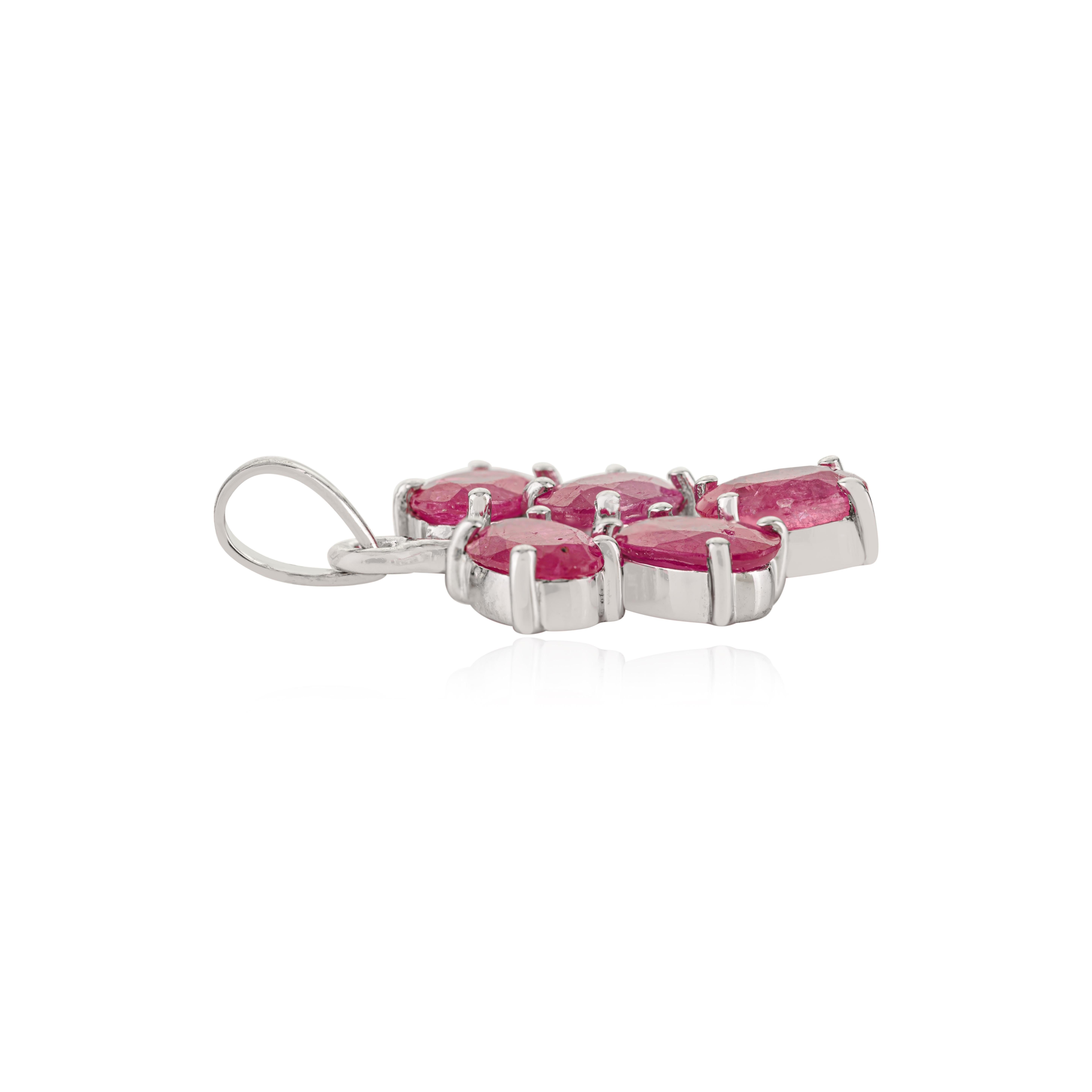 Silvorra 925 Sterling Silver Oval Cut Natural Ruby 2.54 Ct Leaf Cluster Pendant In New Condition For Sale In New York, NY