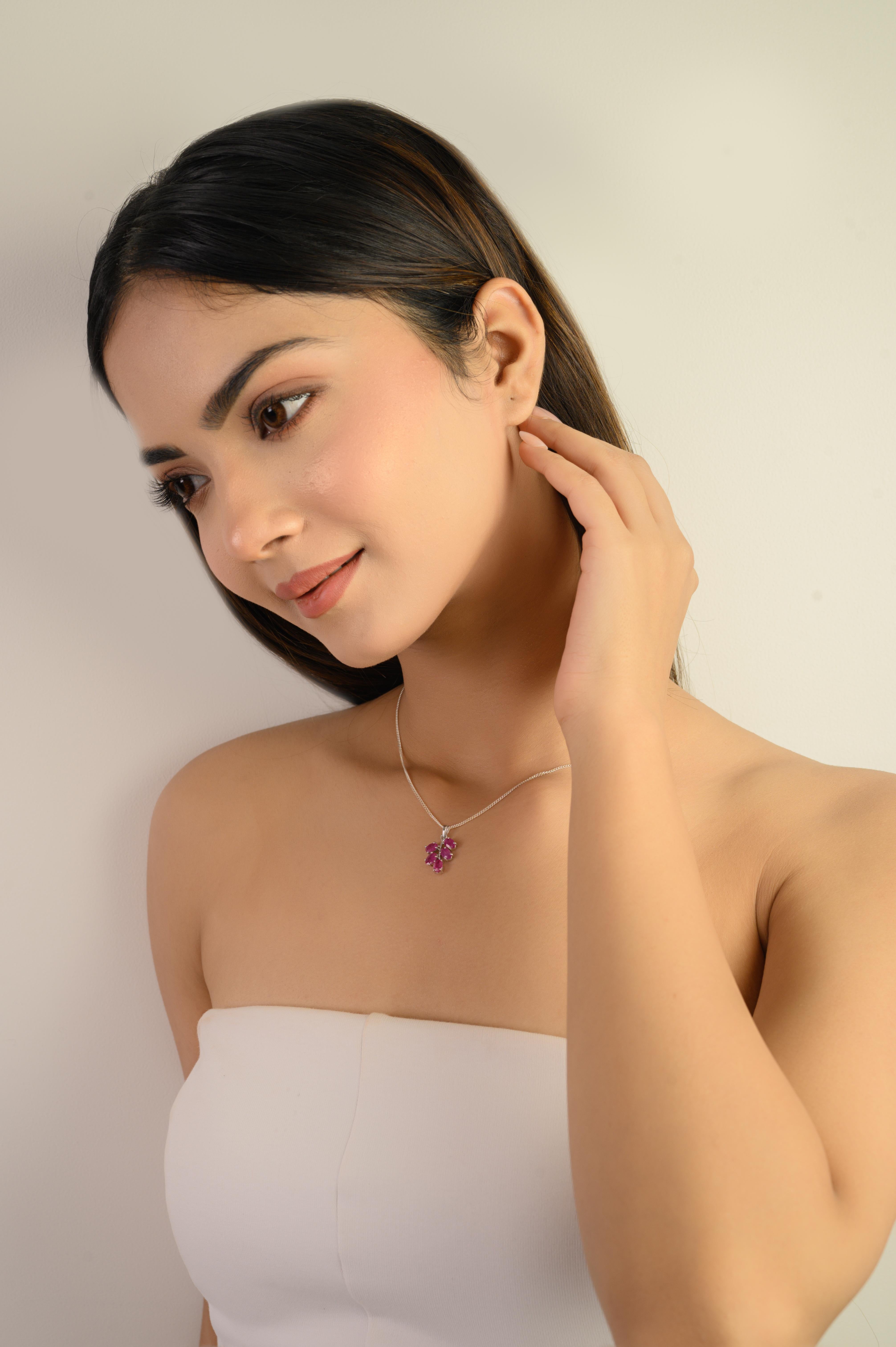 A Silver 925 Sterling Ruby naturel taille ovale 2.54 Ct Leaf Cluster Pendentif Pour femmes en vente