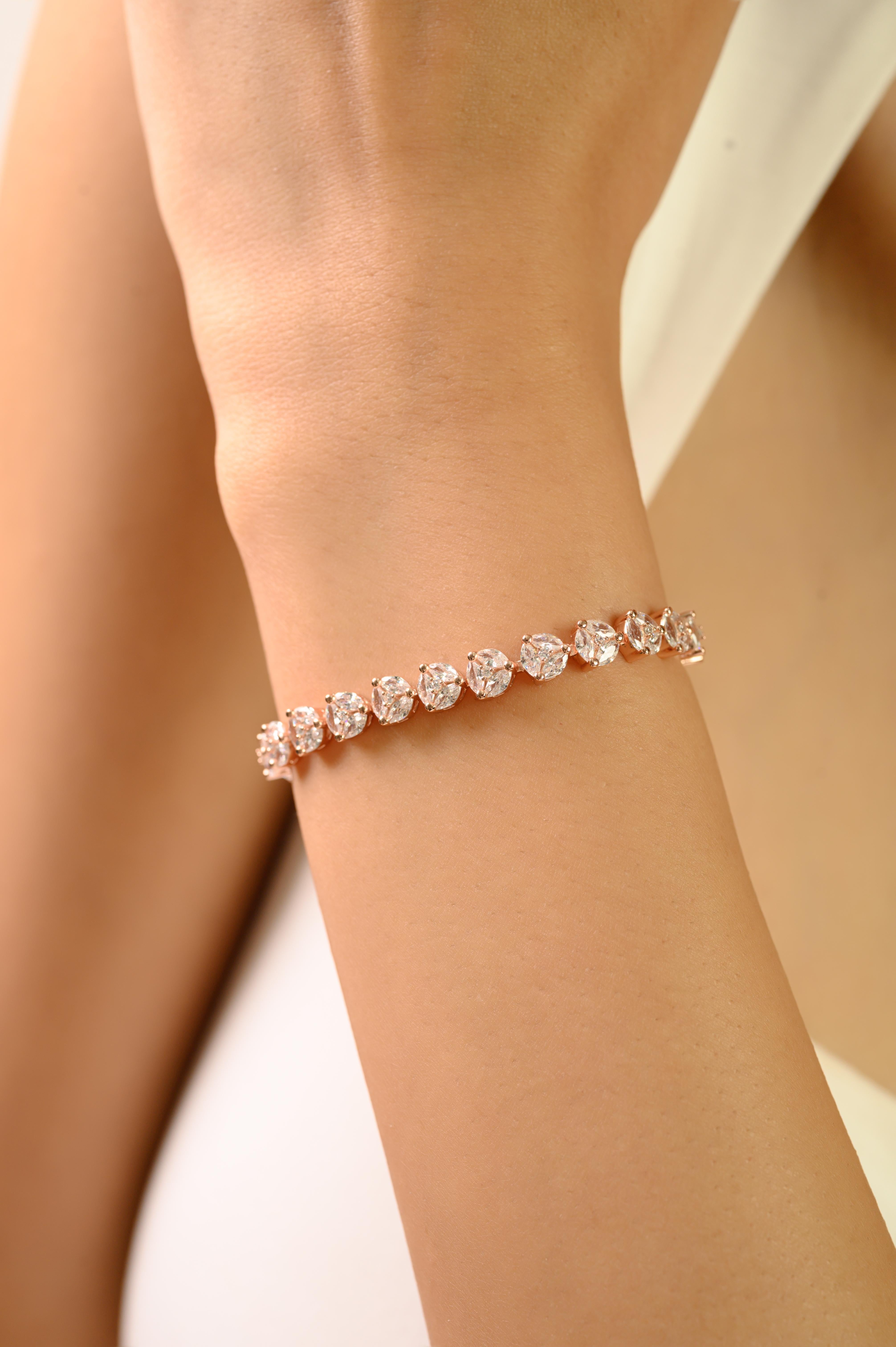 Questo elegante braccialetto tennis è realizzato in argento sterling 925 e rifinito con una radiosa finitura in oro rosa. Presenta delle abbaglianti pietre di zirconia cubica bianca con taglio a marquise da 4,2 mm che catturano e riflettono