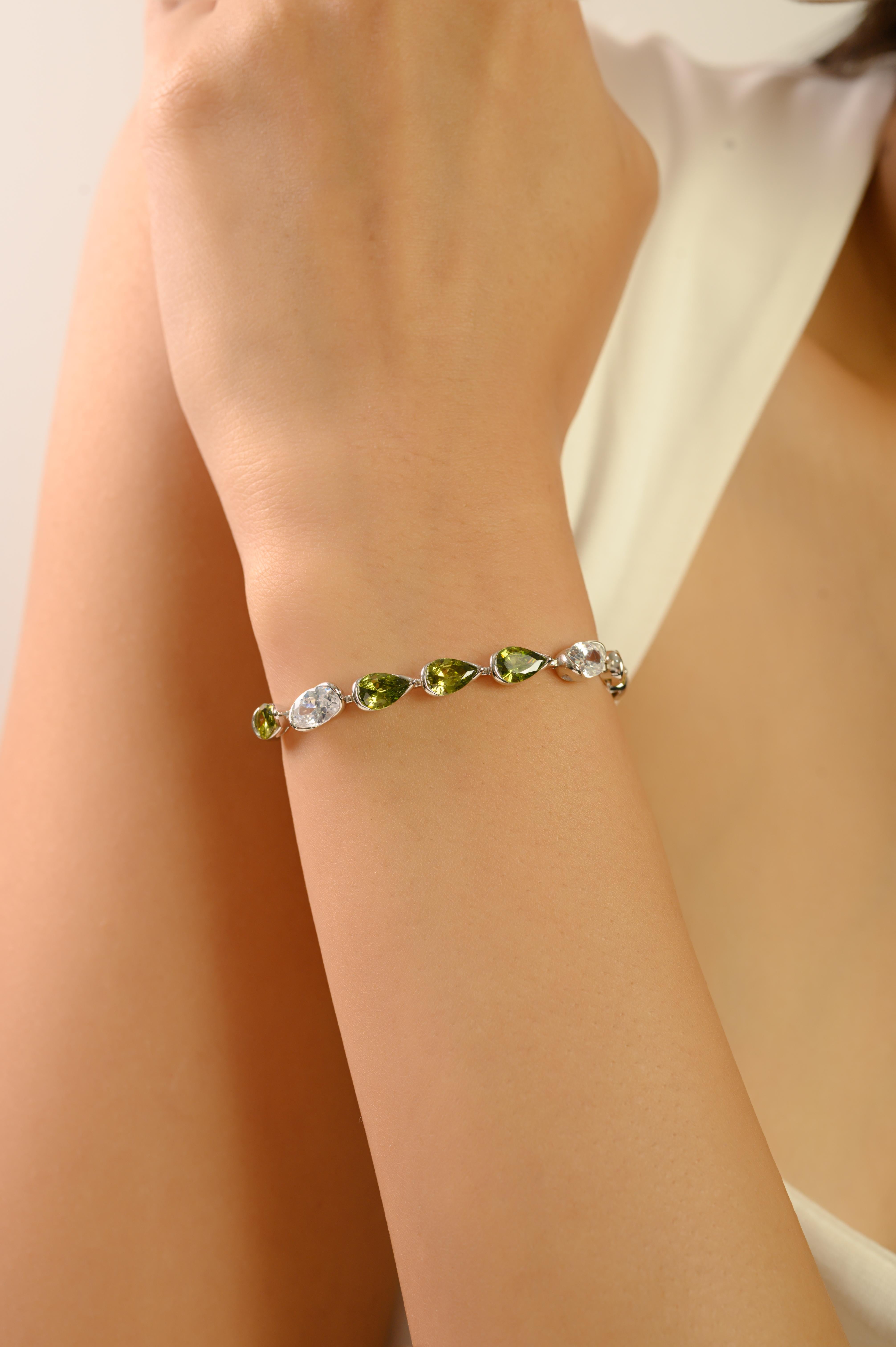 Questo squisito braccialetto tennis di Silvorra è realizzato a mano in argento sterling 925 di prima qualità. Presenta una disposizione alternata di pietre di zirconia cubica a forma di pera di colore verde e bianco brillante, ognuna delle quali