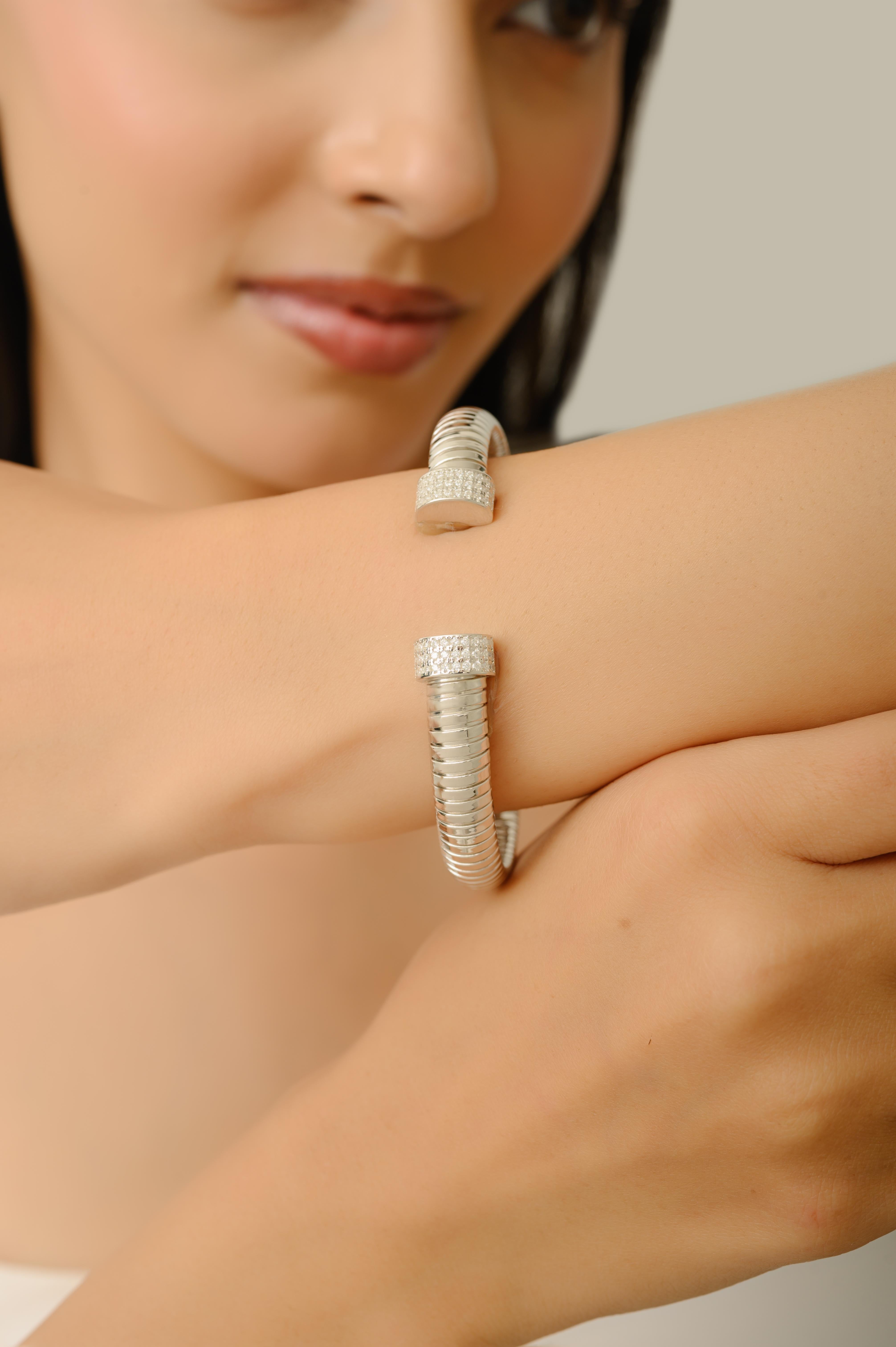 Taglio rotondo Bracciale aperto a spirale in argento 925 con cubic zirconia bianca Silvorra in vendita