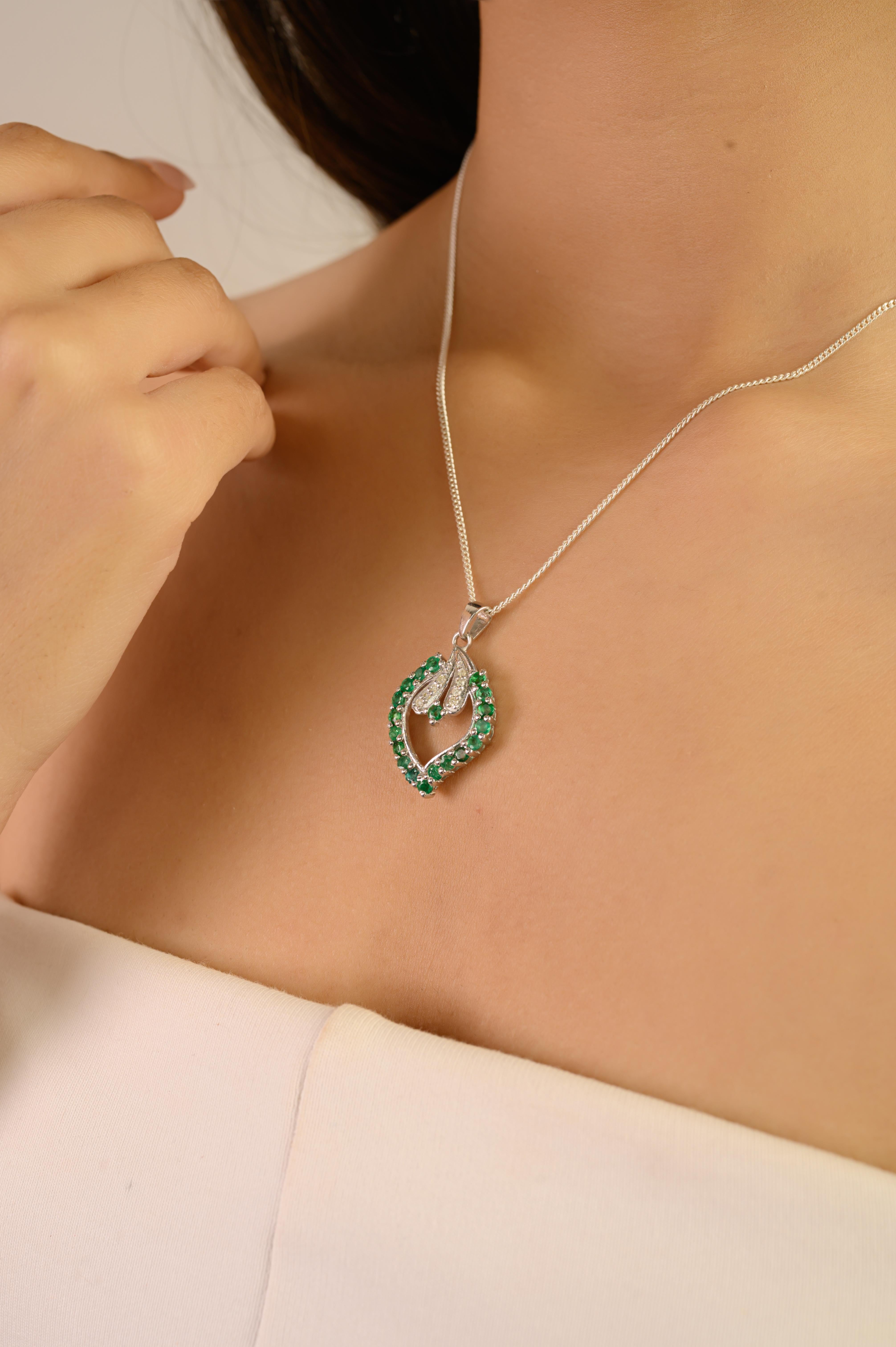 Dieser elegante, handgefertigte Anhänger aus 925er Sterlingsilber besteht aus 19 natürlichen, runden Smaragden von je 2,5 mm, die in einem anmutigen, tropfenförmigen Blattmotiv angeordnet sind. Funkelnde 1,7-mm-Diamanten von insgesamt 0,09 Karat