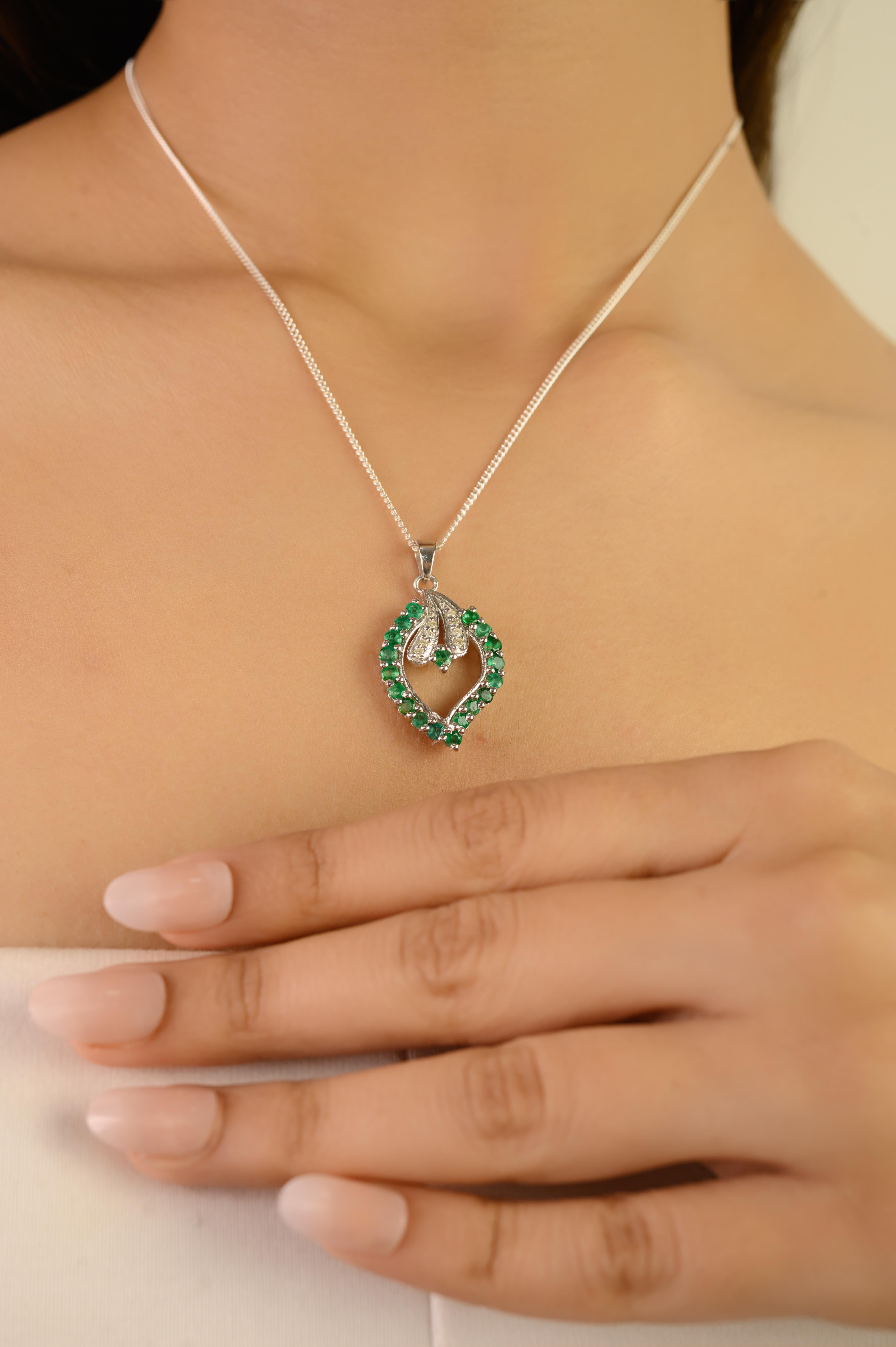 Silvorra Art Deco 1.45Ct Smaragd und Diamant Blatt Anhänger in Sterling Silber (Rundschliff) im Angebot