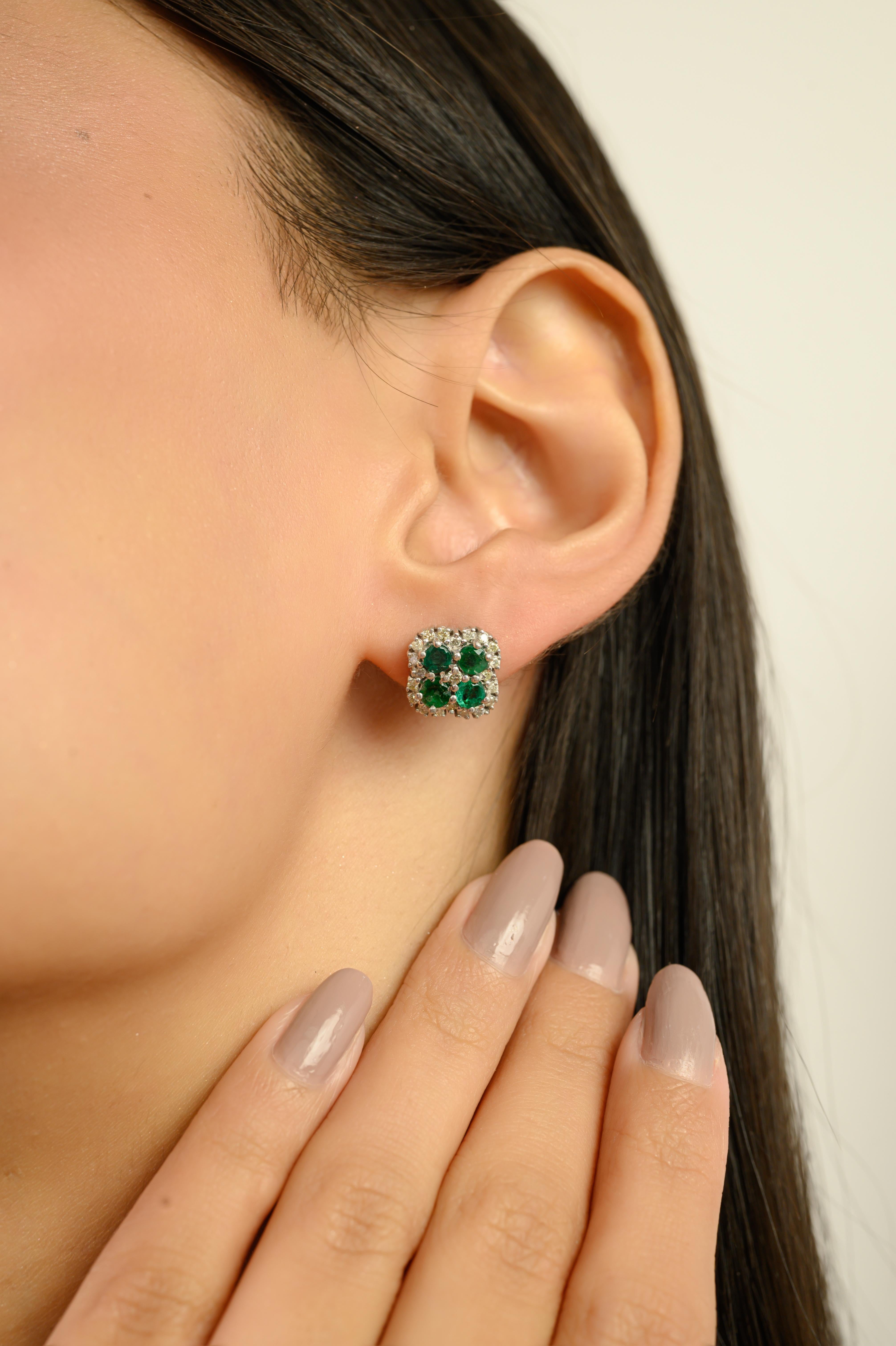 Questi squisiti orecchini a perno sono realizzati in argento sterling 925 e presentano 8 smeraldi naturali rotondi di 2,8 mm ciascuno, per un totale di 1,66 carati. Gli smeraldi sono elegantemente sottolineati da scintillanti diamanti rotondi,