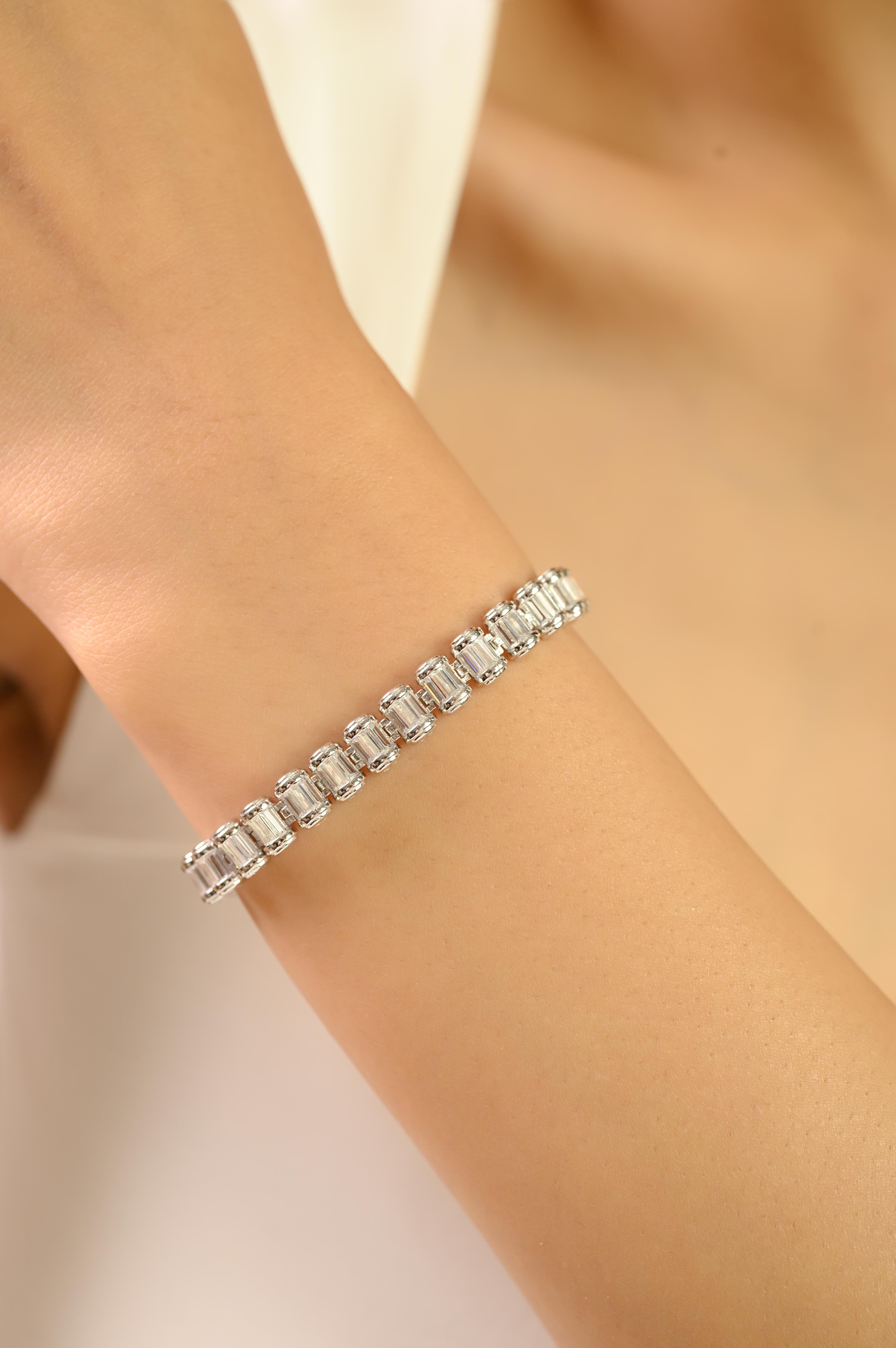 Esta exquisita pulsera tenis de Silvorra muestra una elegancia Art Déco atemporal. Elaborado por expertos en plata de ley 925, presenta una hilera continua de piedras de circonita blanca talla baguette, cada una de 3x1,5 mm. Su elegante diseño