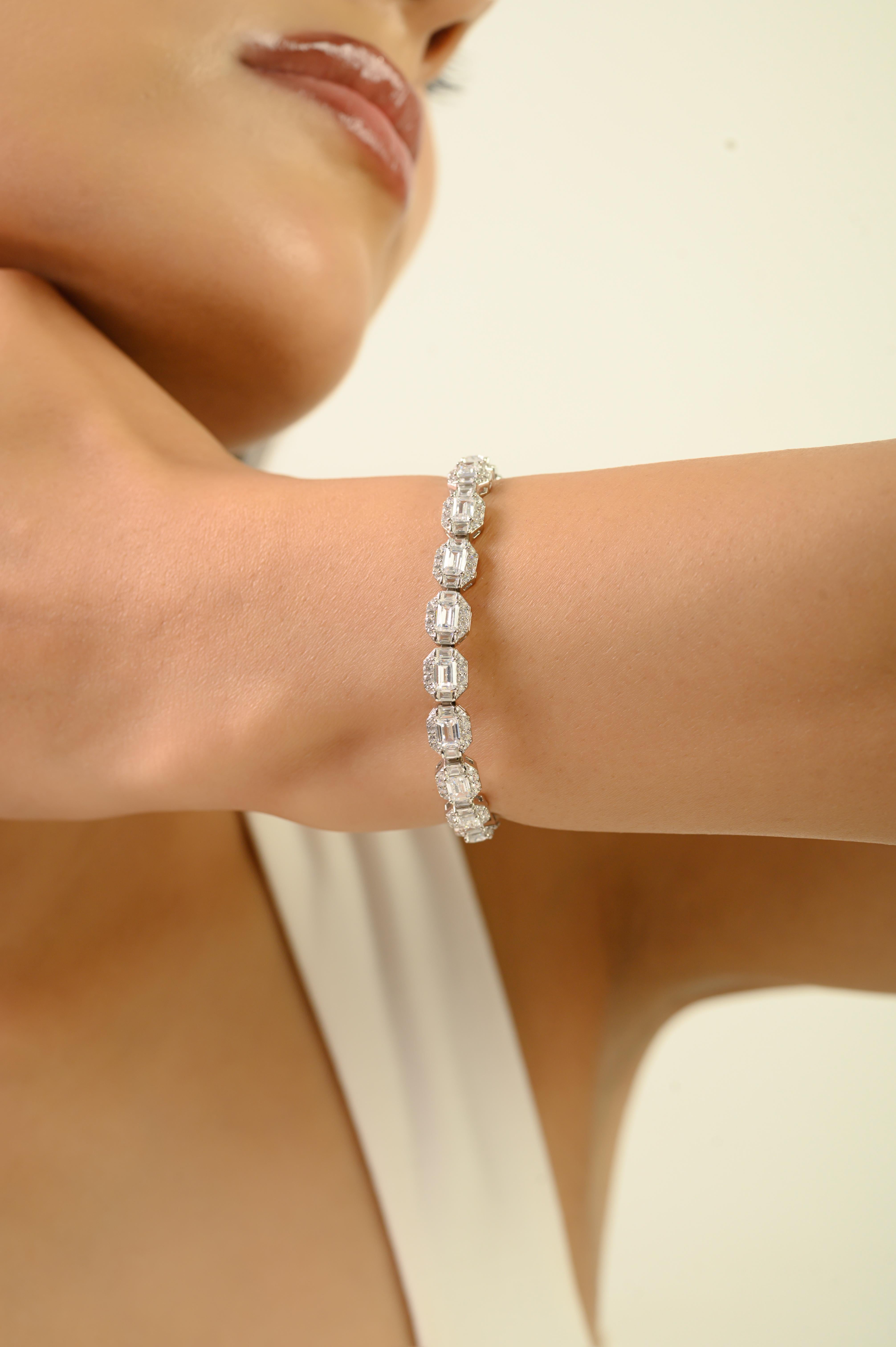 Cet élégant bracelet de tennis est fabriqué en argent 925 de première qualité et orné d'un arrangement exquis de pierres de zircon cubique blanches facettées de formes et de tailles variées. Avec un poids de 13,8 grammes, il atteint un équilibre