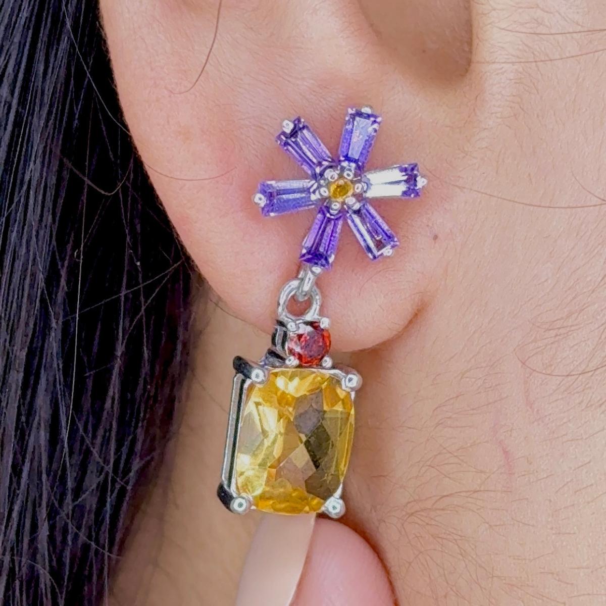 Questi eleganti orecchini sono realizzati in argento massiccio 925 e presentano un bellissimo mix di gemme naturali. Con 18 pezzi di ametista, citrino e granato in forme miste, il design ha un peso totale di 7,9 carati e un peso lordo complessivo di