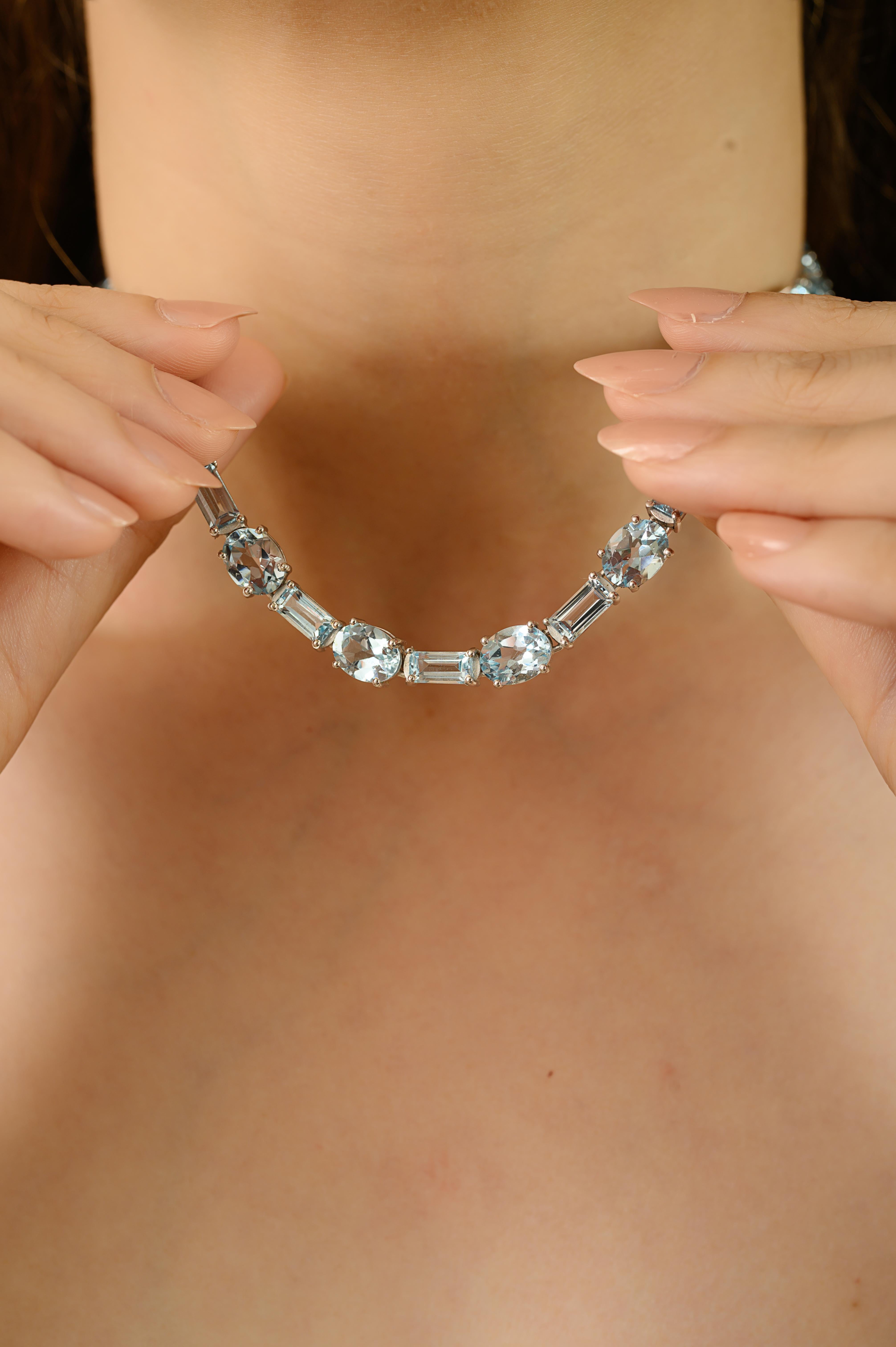 Questa collana è realizzata in argento massiccio 925 e ornata da 42 vibranti gemme di topazio blu in un mix di tagli ovali da 9x7 mm e baguette da 8x4 mm. Le gemme hanno un totale di 66,15 carati e sono incastonate saldamente in una classica