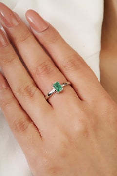 Silvorra Certified Emerald Sleek Bezel Set Ring in 925 Silver for Mom's Gift
