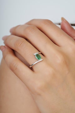 Silvorra Anillo Solitario Contemporáneo con Esmeralda Ovalada y Diamantes en Bisel de Plata