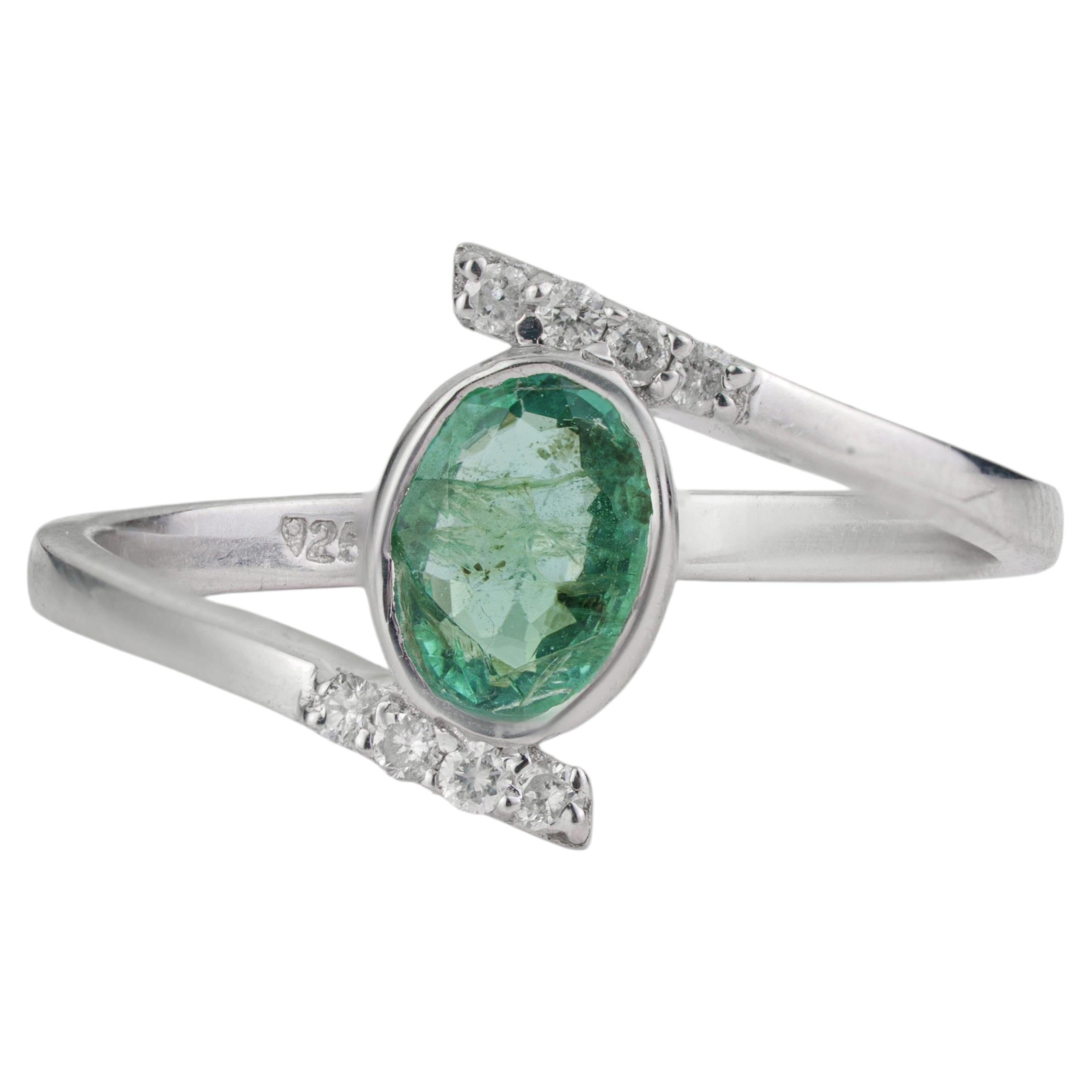 Im Angebot: Silvorra Contemporary Bezel Set Oval Smaragd & Diamant Solitär Ring in Silber ()
